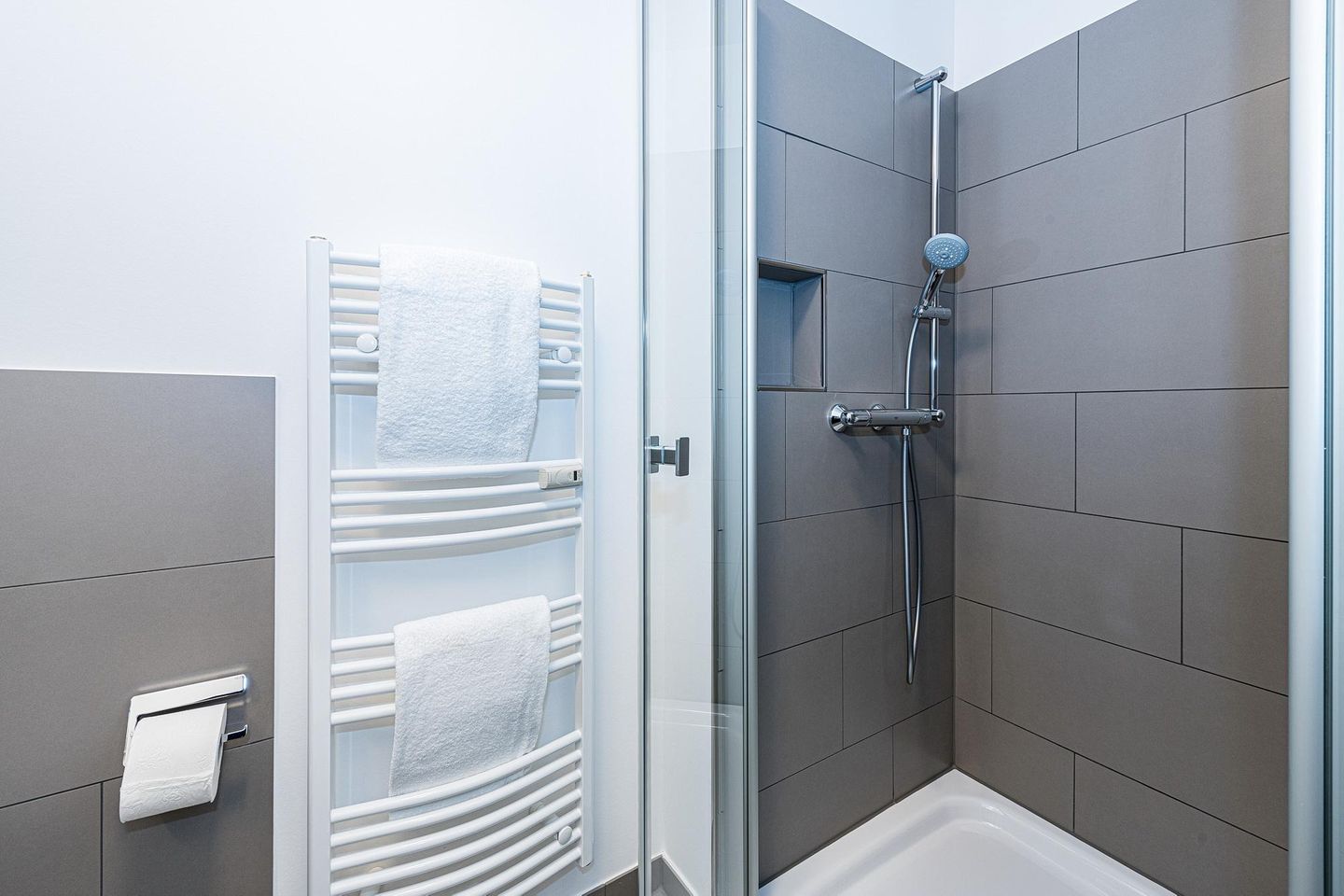 Deichhäuser Anna Küste Deichhäuser Anna Küste 8-22 Bensersiel - Badezimmer mit Dusche