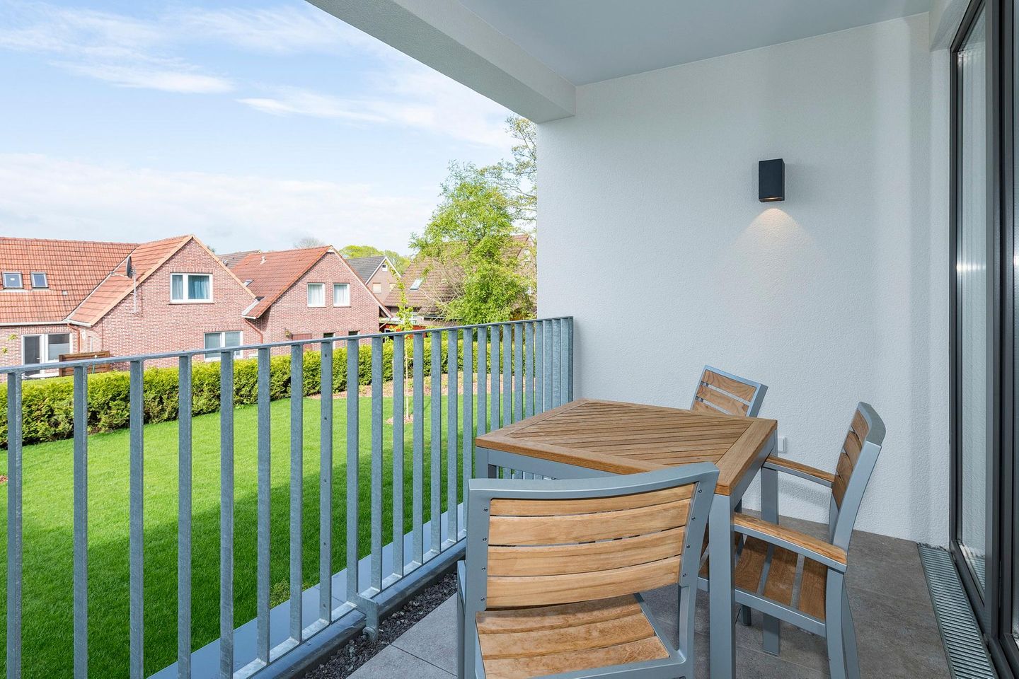 Deichhäuser Anna Küste Deichhäuser Anna Küste 8-22 Bensersiel - Überdachter Balkon mit Sitzgelegenheit