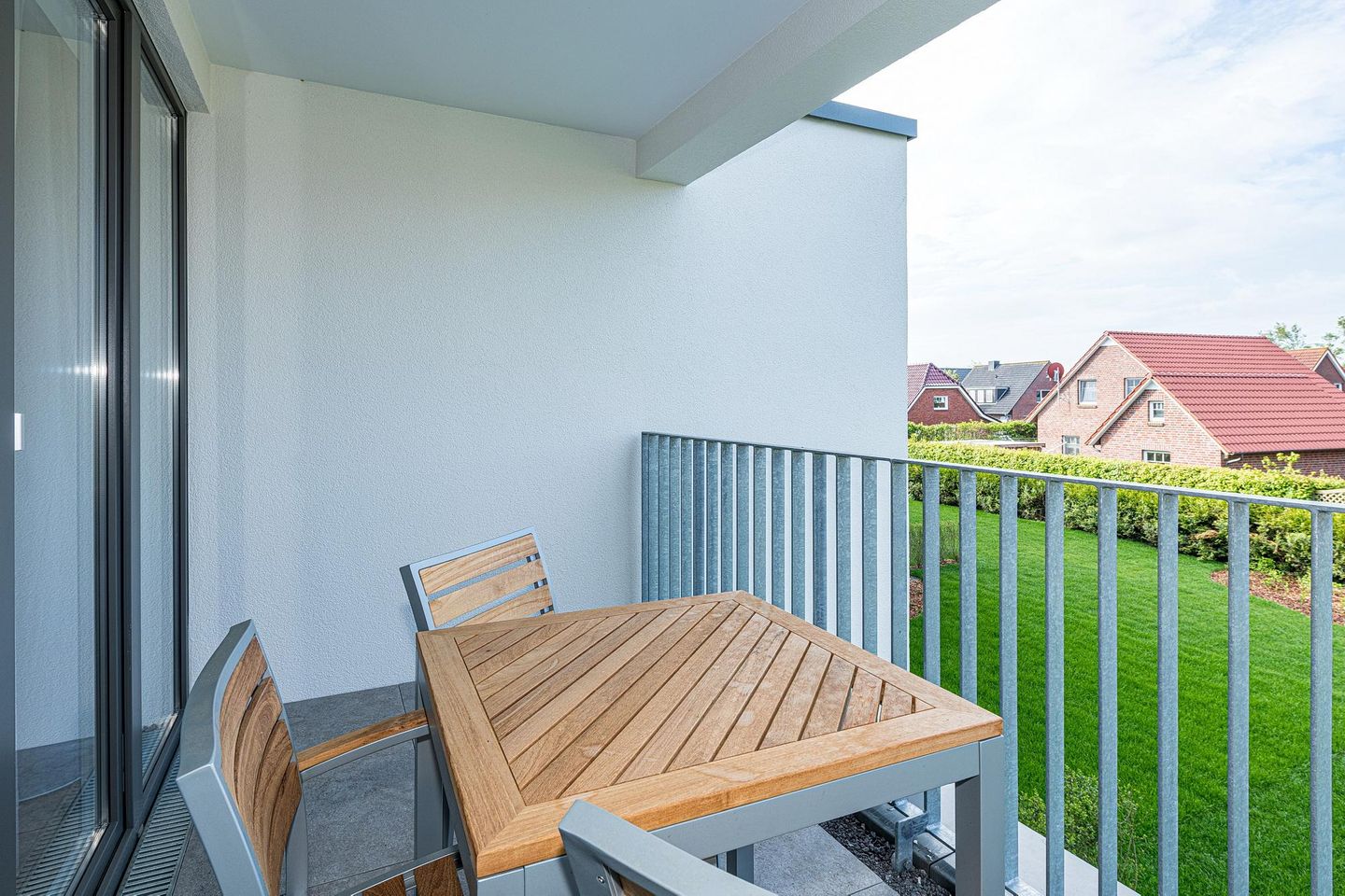 Deichhäuser Anna Küste Deichhäuser Anna Küste 8-22 Bensersiel - Überdachter Balkon mit Sitzgelegenheit