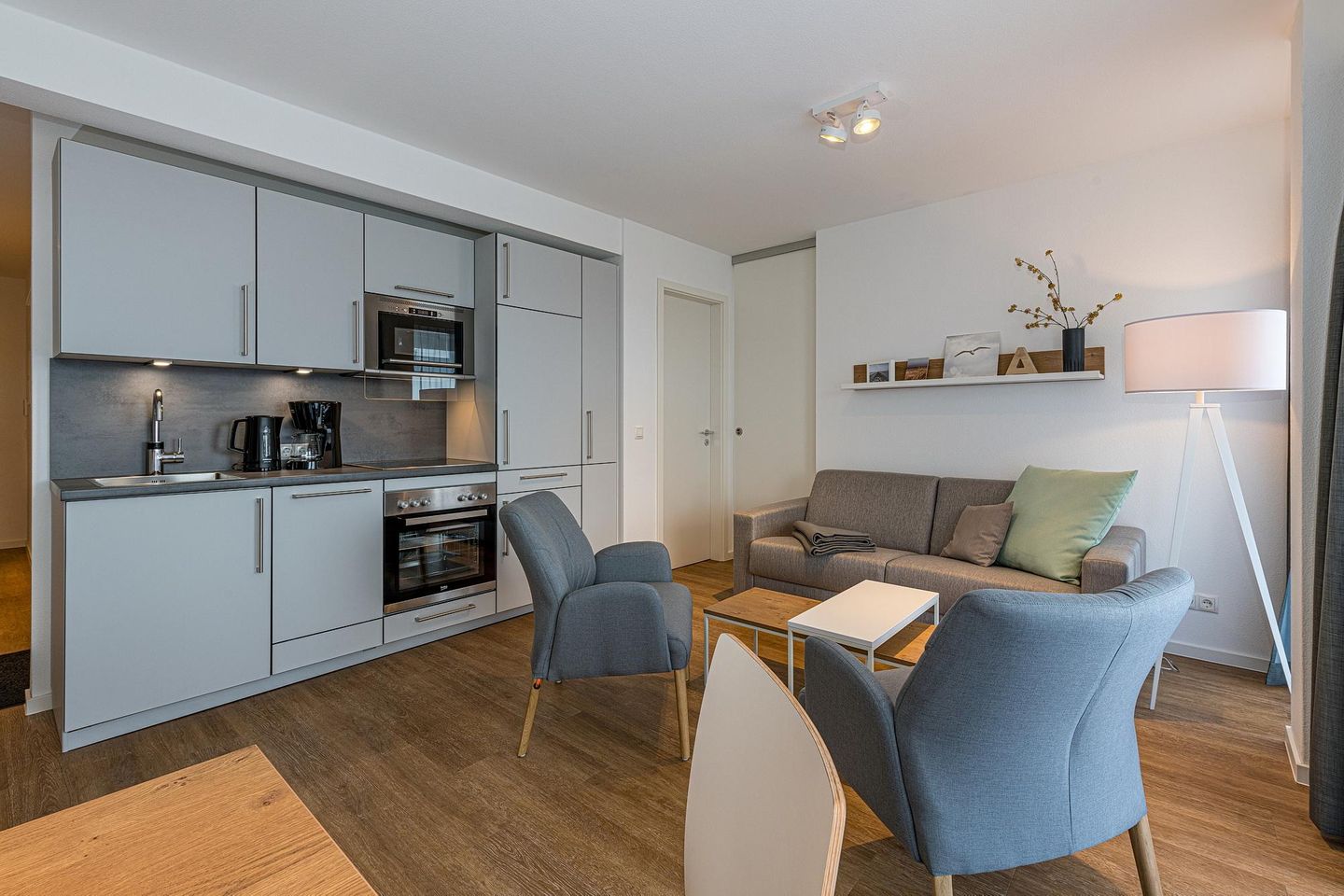 Deichhäuser Anna Küste Deichhäuser Anna Küste 8-23 Bensersiel - Wohn-Essbereich mit Couch