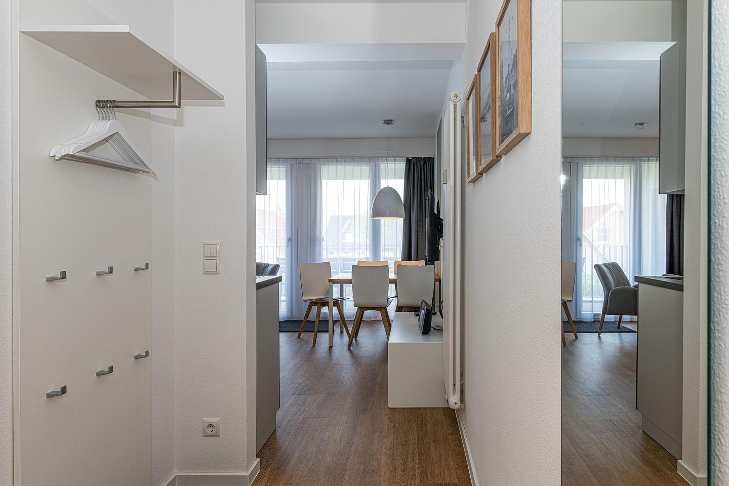 Deichhäuser Anna Küste Deichhäuser Anna Küste 8-23 Bensersiel - Flur mit Garderobe