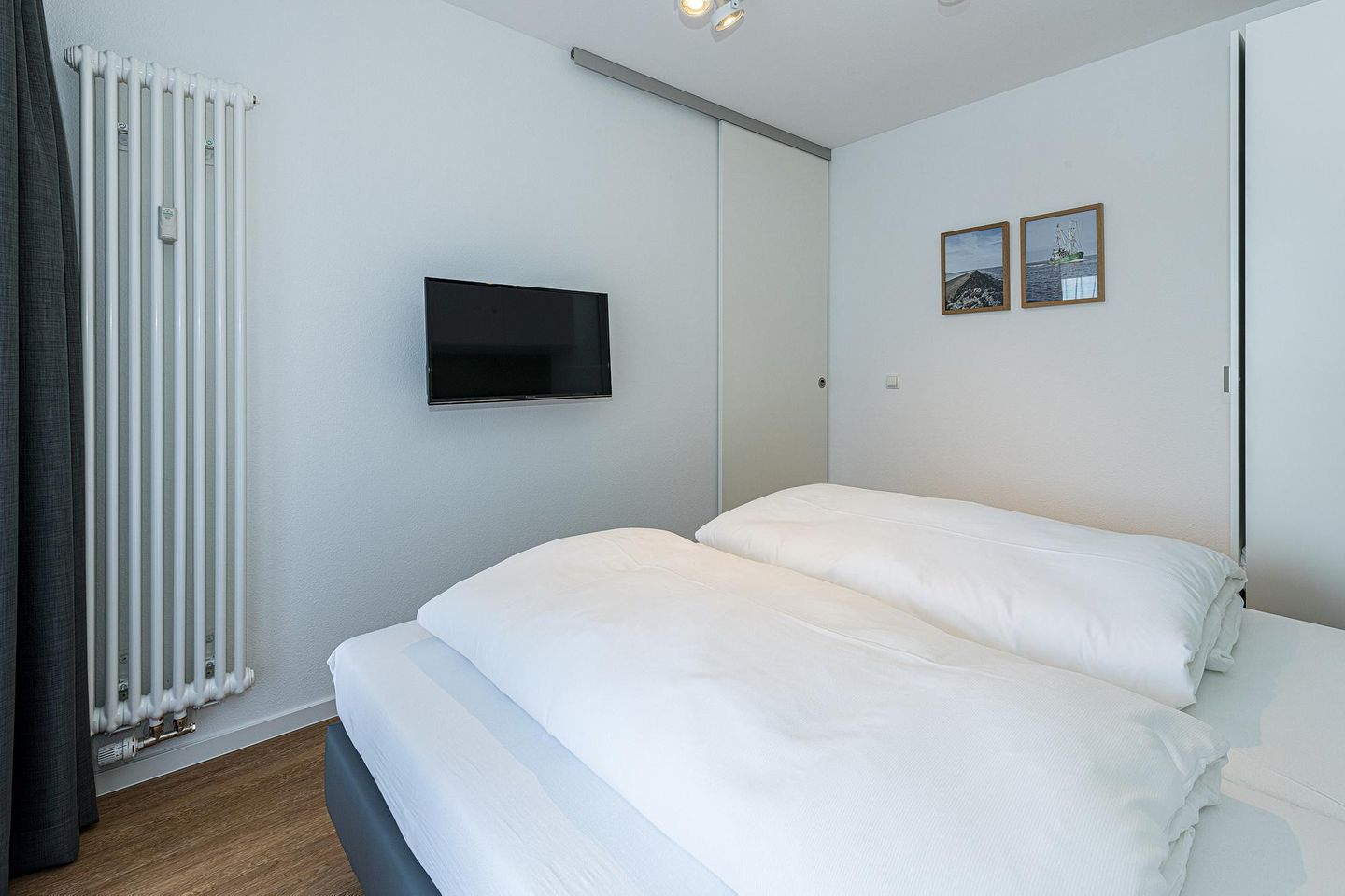 Deichhäuser Anna Küste Deichhäuser Anna Küste 8-23 Bensersiel - Schlafzimmer mit Doppelbett