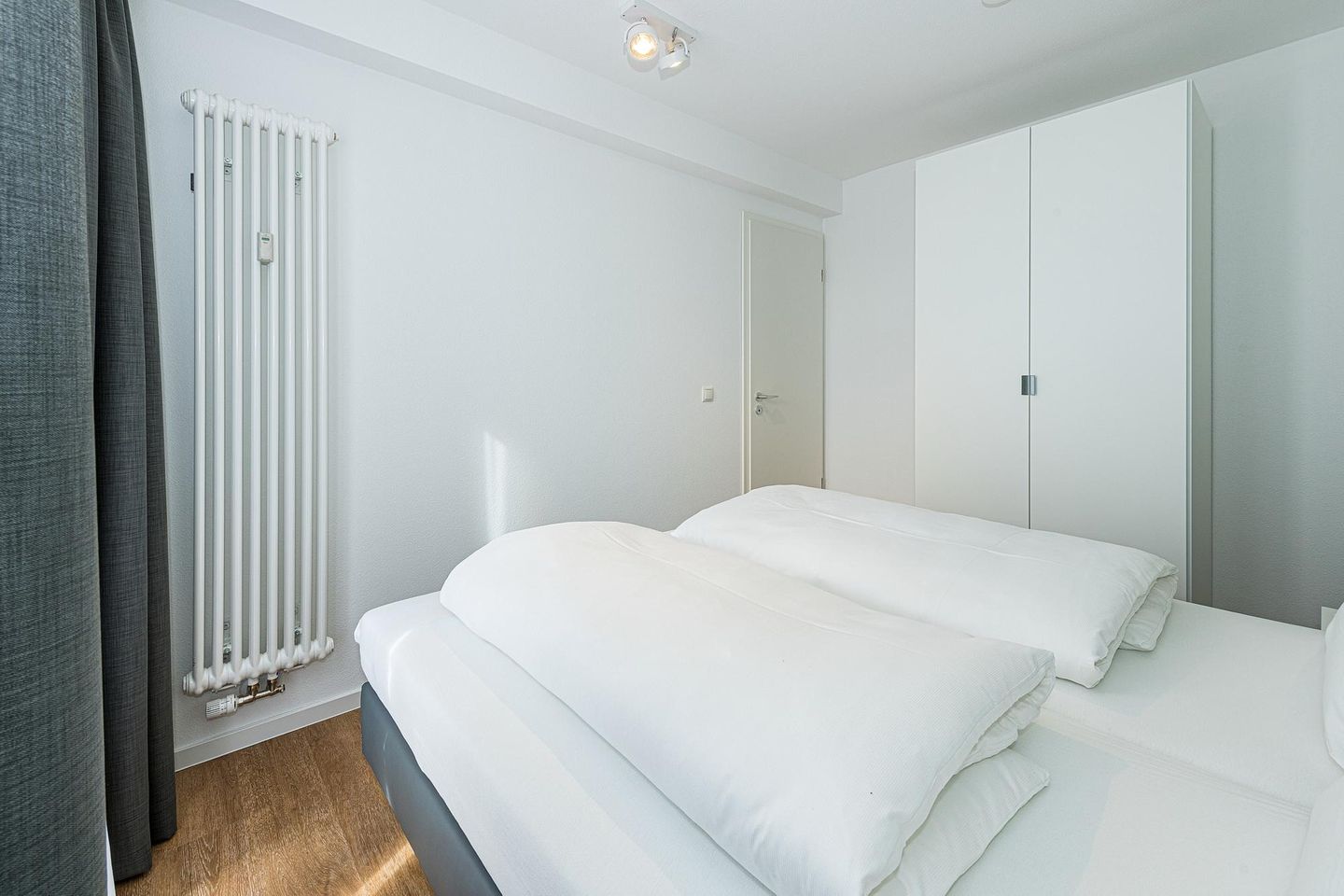 Deichhäuser Anna Küste Deichhäuser Anna Küste 8-23 Bensersiel - Schlafzimmer mit Doppelbett