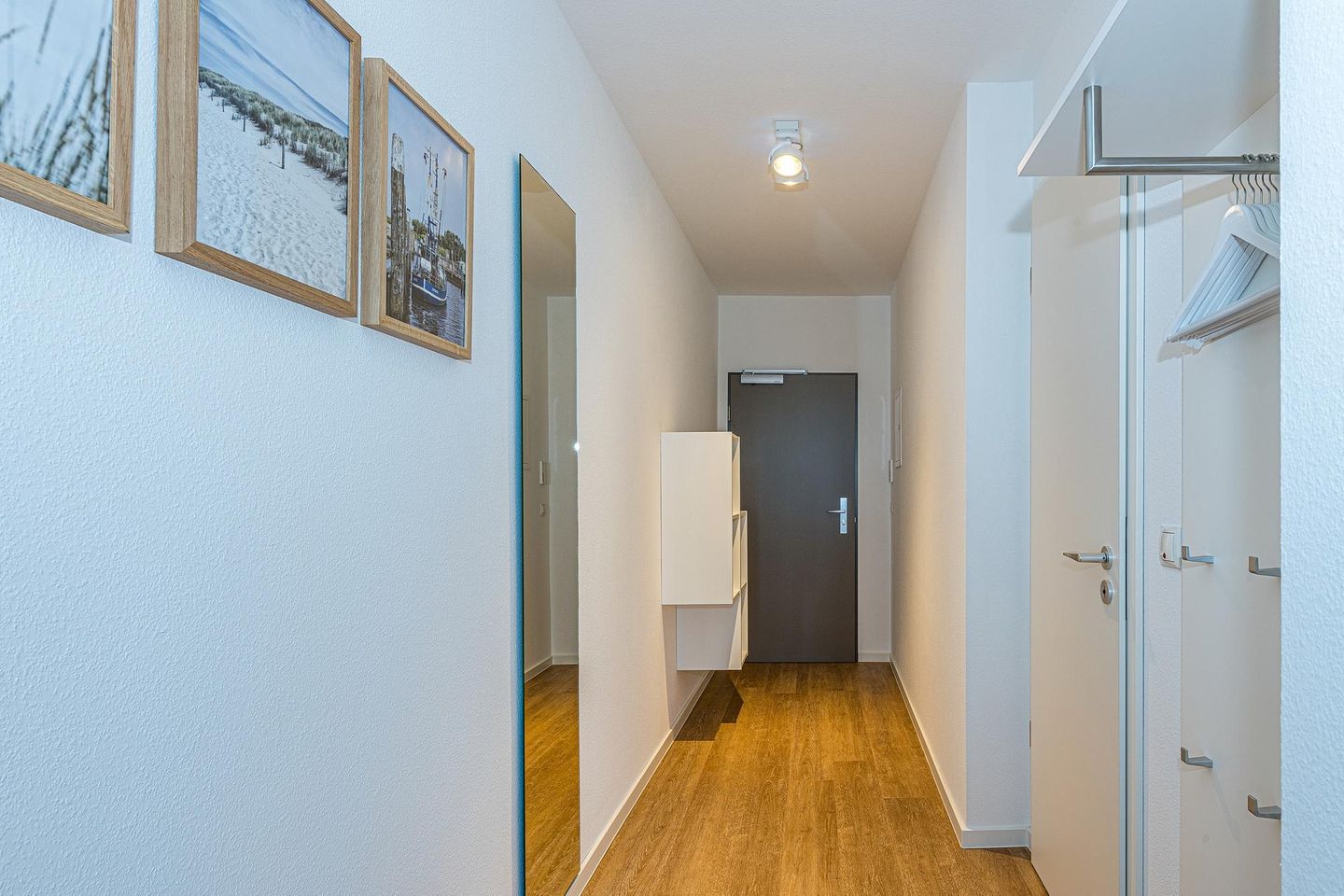 Deichhäuser Anna Küste Deichhäuser Anna Küste 8-23 Bensersiel - Flur mit Garderobe