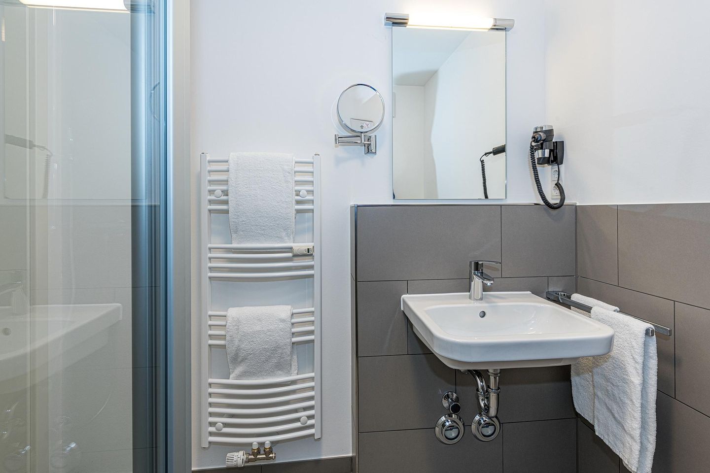 Deichhäuser Anna Küste Deichhäuser Anna Küste 8-23 Bensersiel - Badezimmer mit Dusche