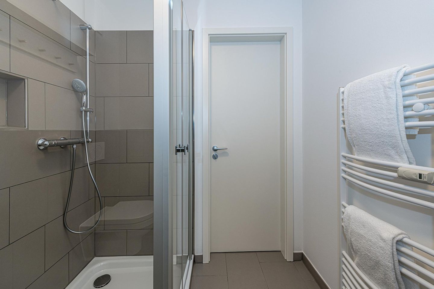 Deichhäuser Anna Küste Deichhäuser Anna Küste 8-23 Bensersiel - Badezimmer mit Dusche