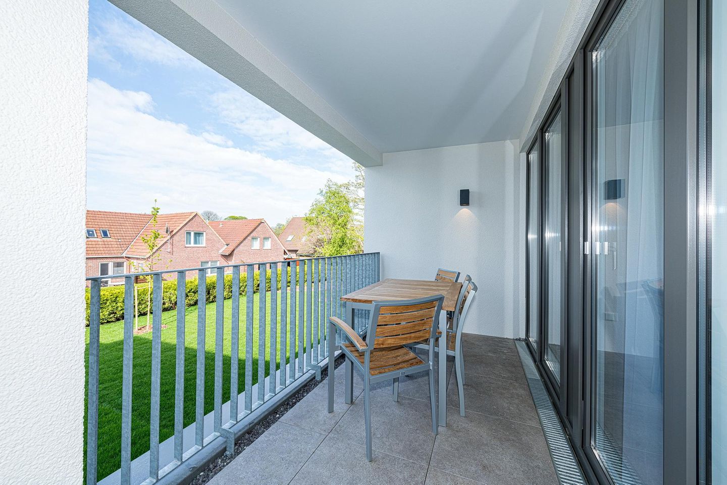 Deichhäuser Anna Küste Deichhäuser Anna Küste 8-23 Bensersiel - Überdachter Balkon mit Sitzgelegenheit