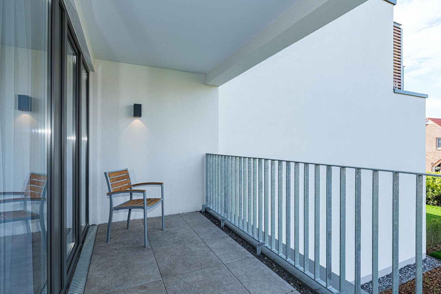 Deichhäuser Anna Küste Deichhäuser Anna Küste 8-23 Bensersiel - Überdachter Balkon mit Sitzgelegenheit