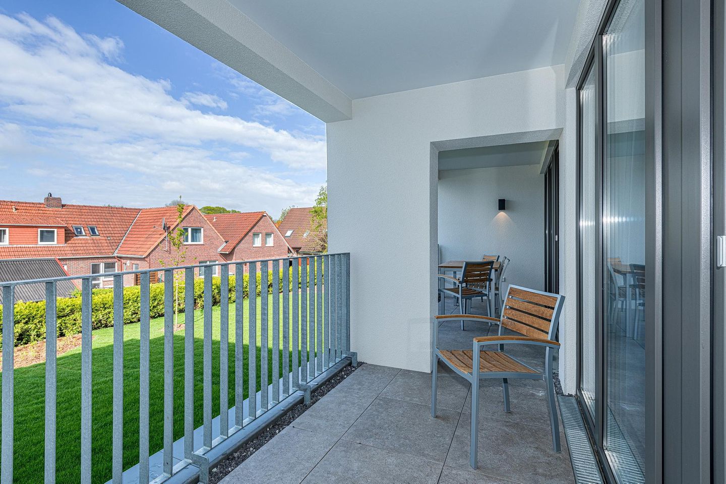 Deichhäuser Anna Küste Deichhäuser Anna Küste 8-23 Bensersiel - Überdachter Balkon mit Sitzgelegenheit
