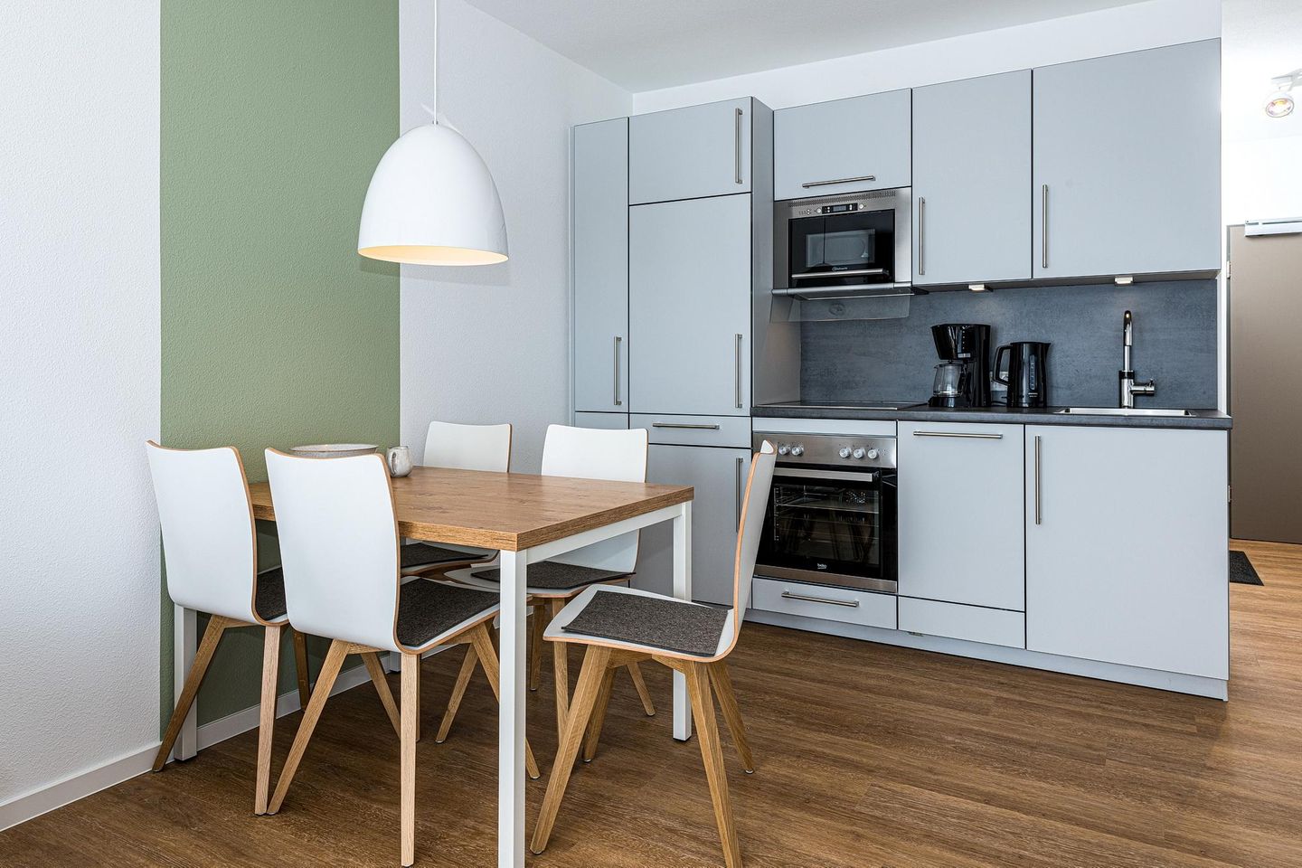 Deichhäuser Anna Küste Deichhäuser Anna Küste 8-24 Bensersiel - Küchenzeile mit Esstisch und Sitzgelegenheit