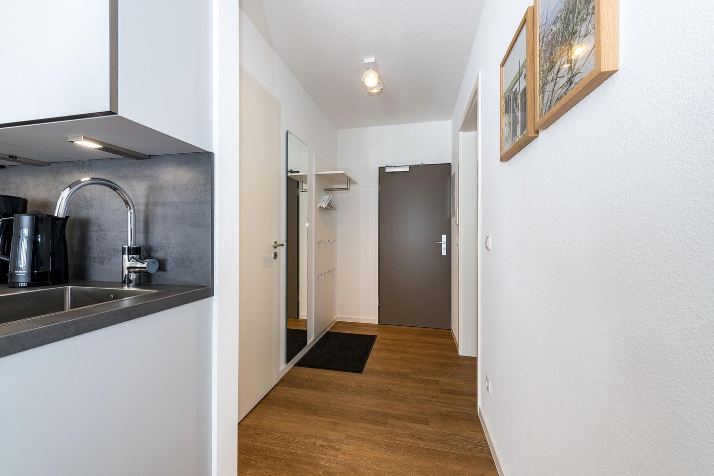 Deichhäuser Anna Küste Deichhäuser Anna Küste 8-24 Bensersiel - Flur mit Garderobe