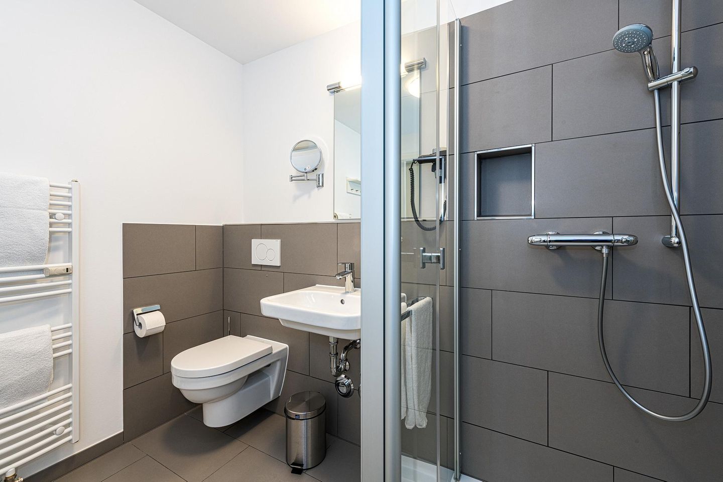 Deichhäuser Anna Küste Deichhäuser Anna Küste 8-24 Bensersiel - Badezimmer mit Dusche
