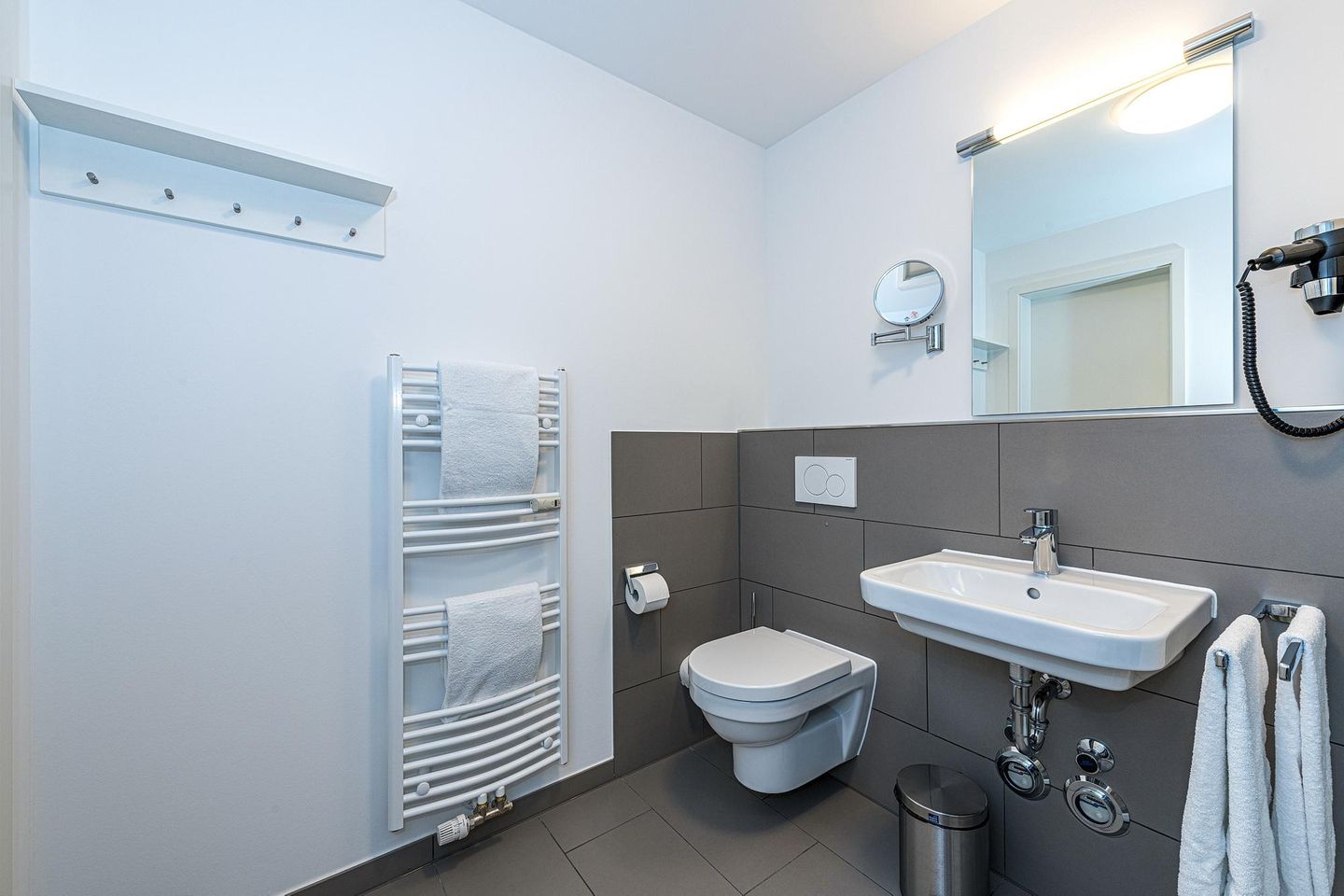 Deichhäuser Anna Küste Deichhäuser Anna Küste 8-24 Bensersiel - Badezimmer mit Dusche