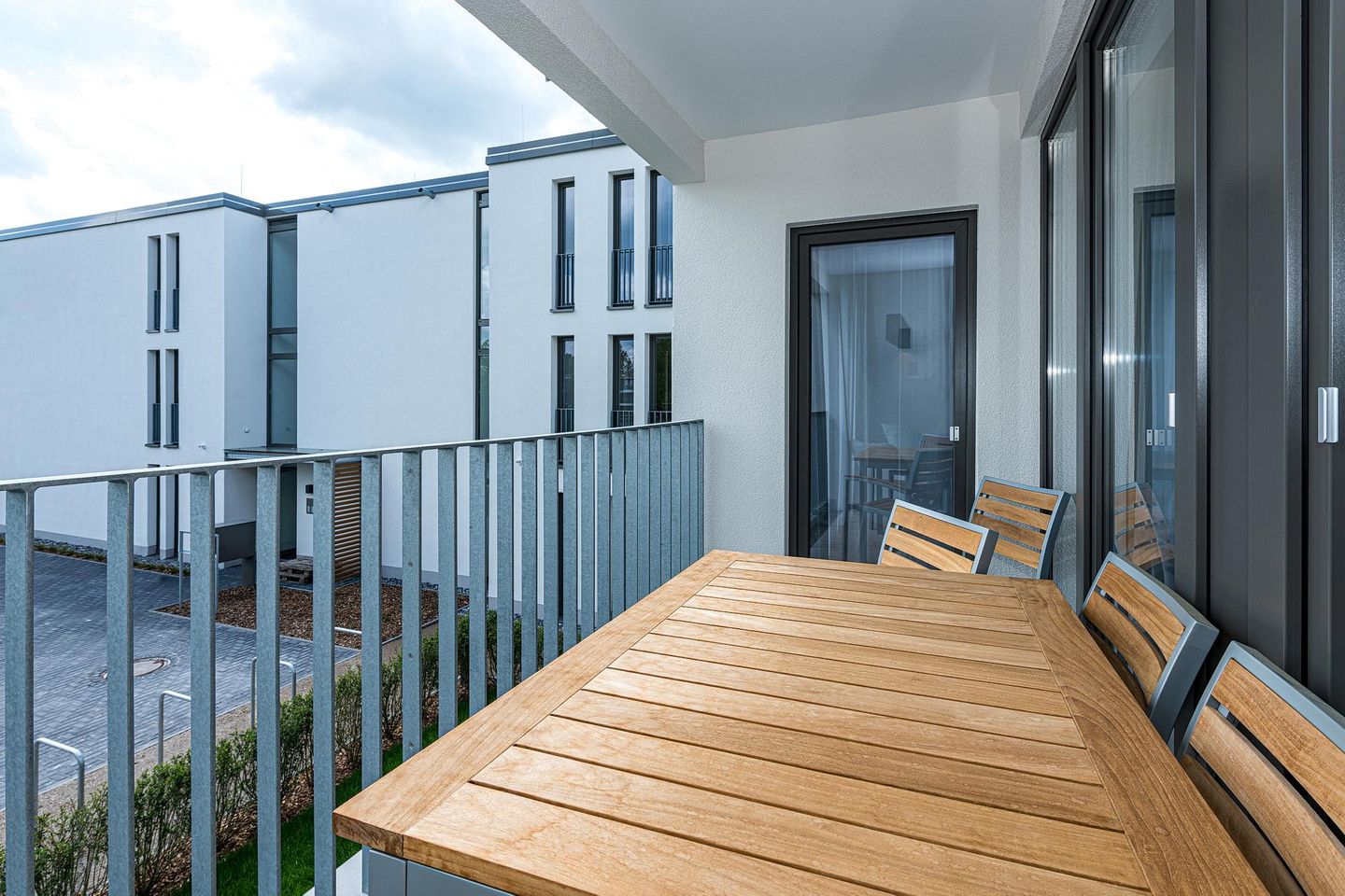 Deichhäuser Anna Küste Deichhäuser Anna Küste 8-24 Bensersiel - Überdachter Balkon mit Sitzgelegenheit