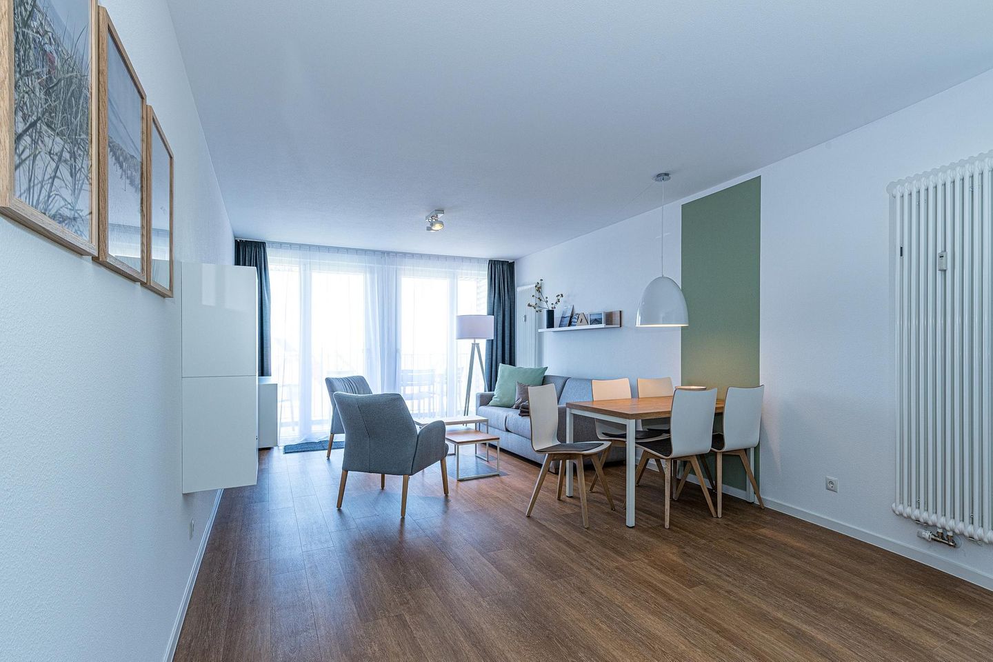 Deichhäuser Anna Küste Deichhäuser Anna Küste 8-30 Bensersiel - Wohn-Essbereich mit Couch