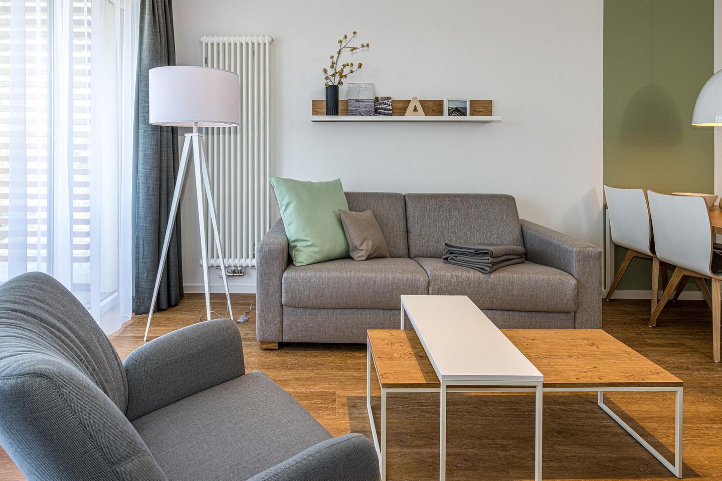 Deichhäuser Anna Küste Deichhäuser Anna Küste 8-30 Bensersiel - Wohn-Essbereich mit Couch