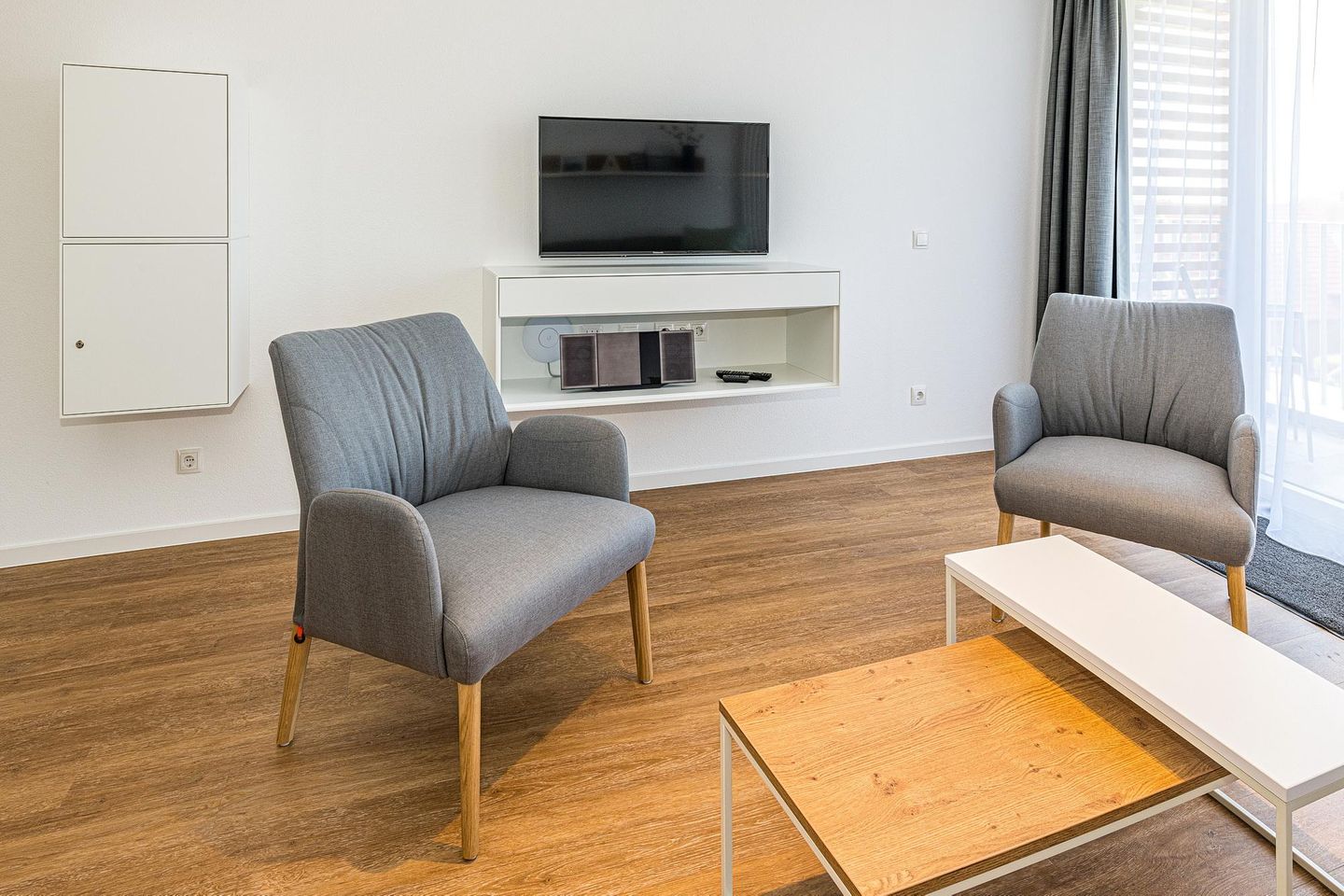 Deichhäuser Anna Küste Deichhäuser Anna Küste 8-30 Bensersiel - Wohn-Essbereich mit Couch und Flatscreen-TV