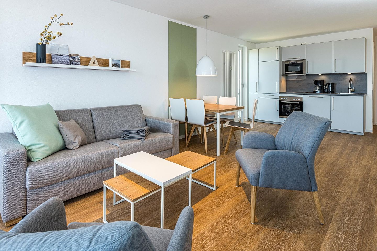 Deichhäuser Anna Küste Deichhäuser Anna Küste 8-30 Bensersiel - Wohn-Essbereich mit Couch und Küchenzeile