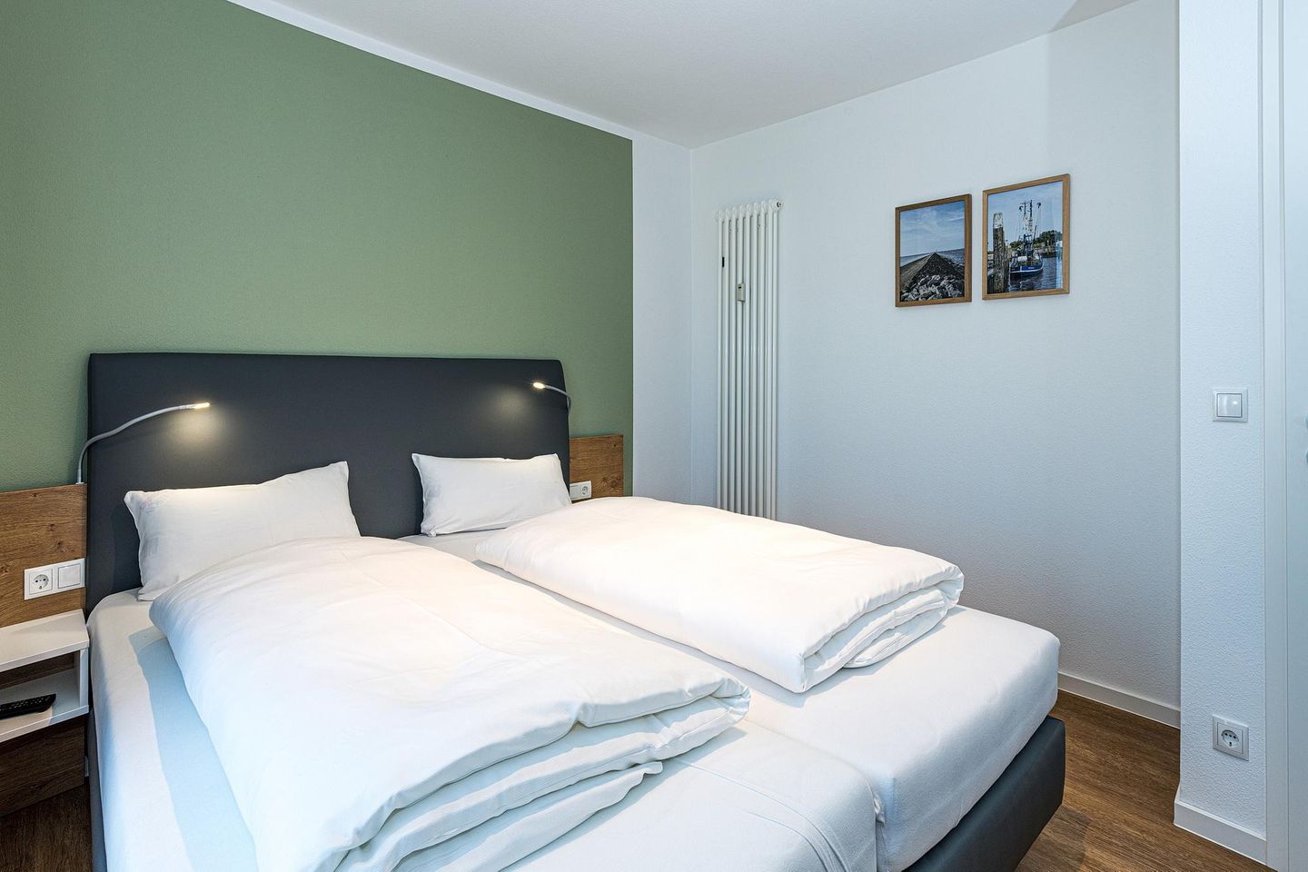 Deichhäuser Anna Küste Deichhäuser Anna Küste 8-30 Bensersiel - Schlafzimmer mit Doppelbett