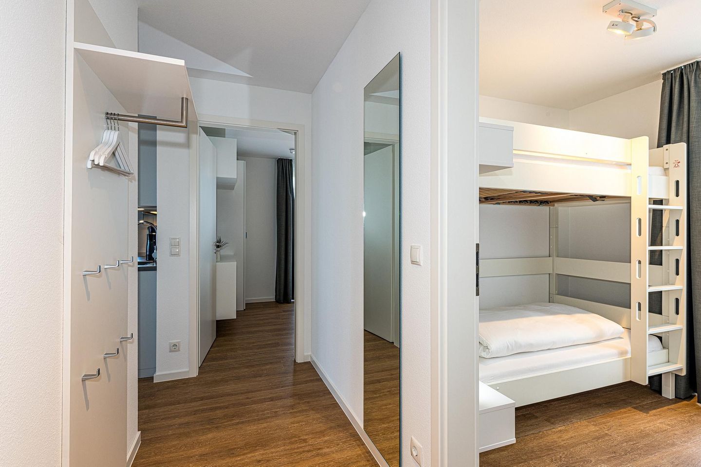 Deichhäuser Anna Küste Deichhäuser Anna Küste 8-30 Bensersiel - Flur mit Garderobe