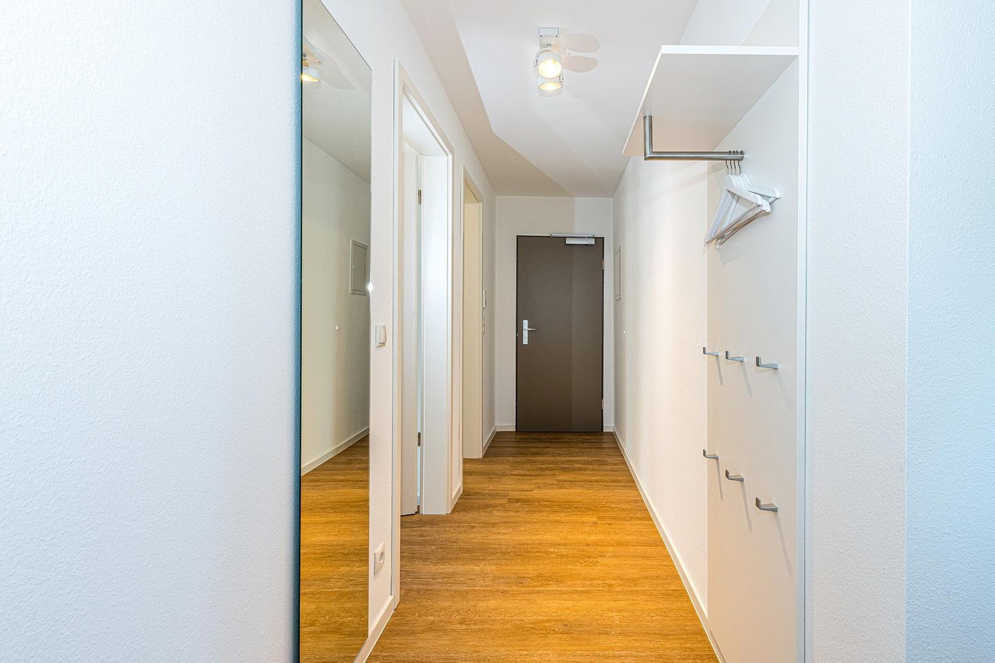 Deichhäuser Anna Küste Deichhäuser Anna Küste 8-30 Bensersiel - Flur mit Garderobe