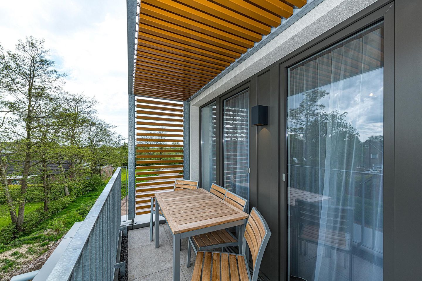 Deichhäuser Anna Küste Deichhäuser Anna Küste 8-30 Bensersiel - Überdachter Balkon mit Sitzgelegenheit