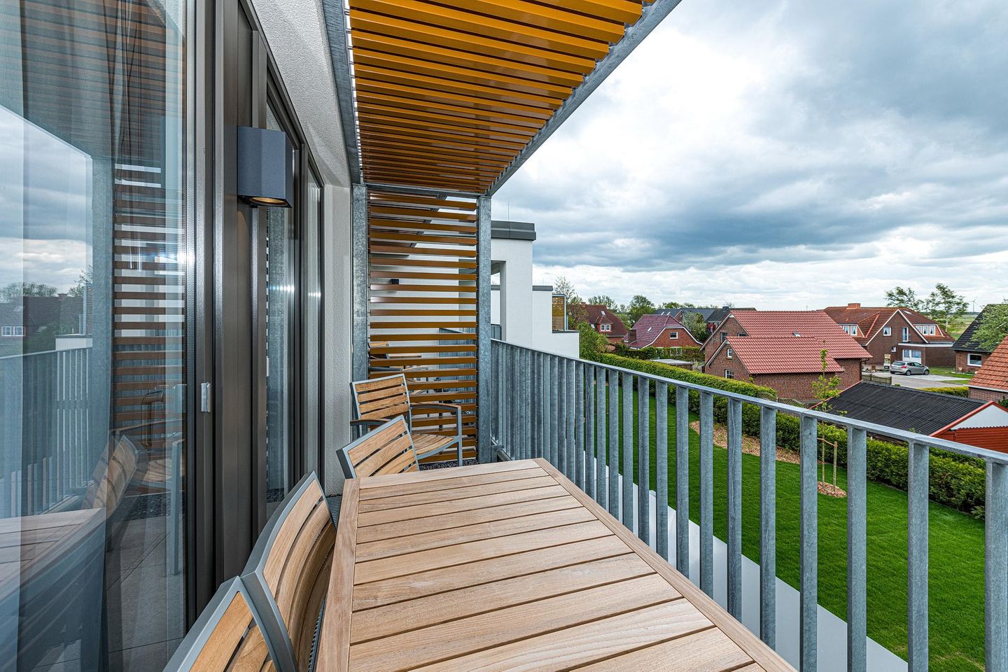 Deichhäuser Anna Küste Deichhäuser Anna Küste 8-30 Bensersiel - Überdachter Balkon mit Sitzgelegenheit