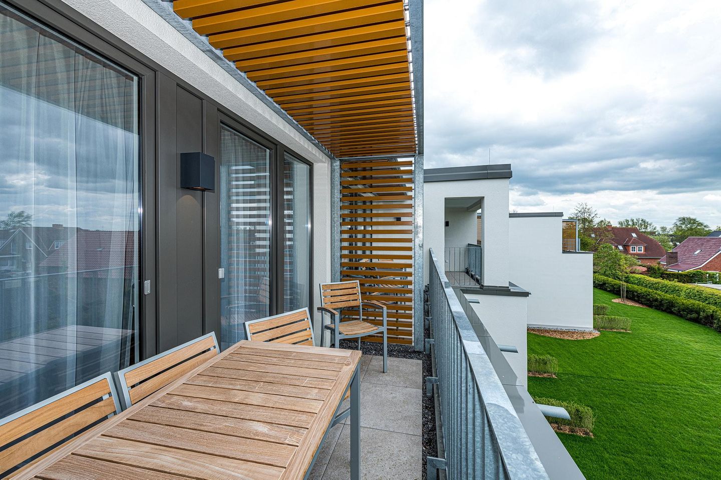 Deichhäuser Anna Küste Deichhäuser Anna Küste 8-30 Bensersiel - Überdachter Balkon mit Sitzgelegenheit