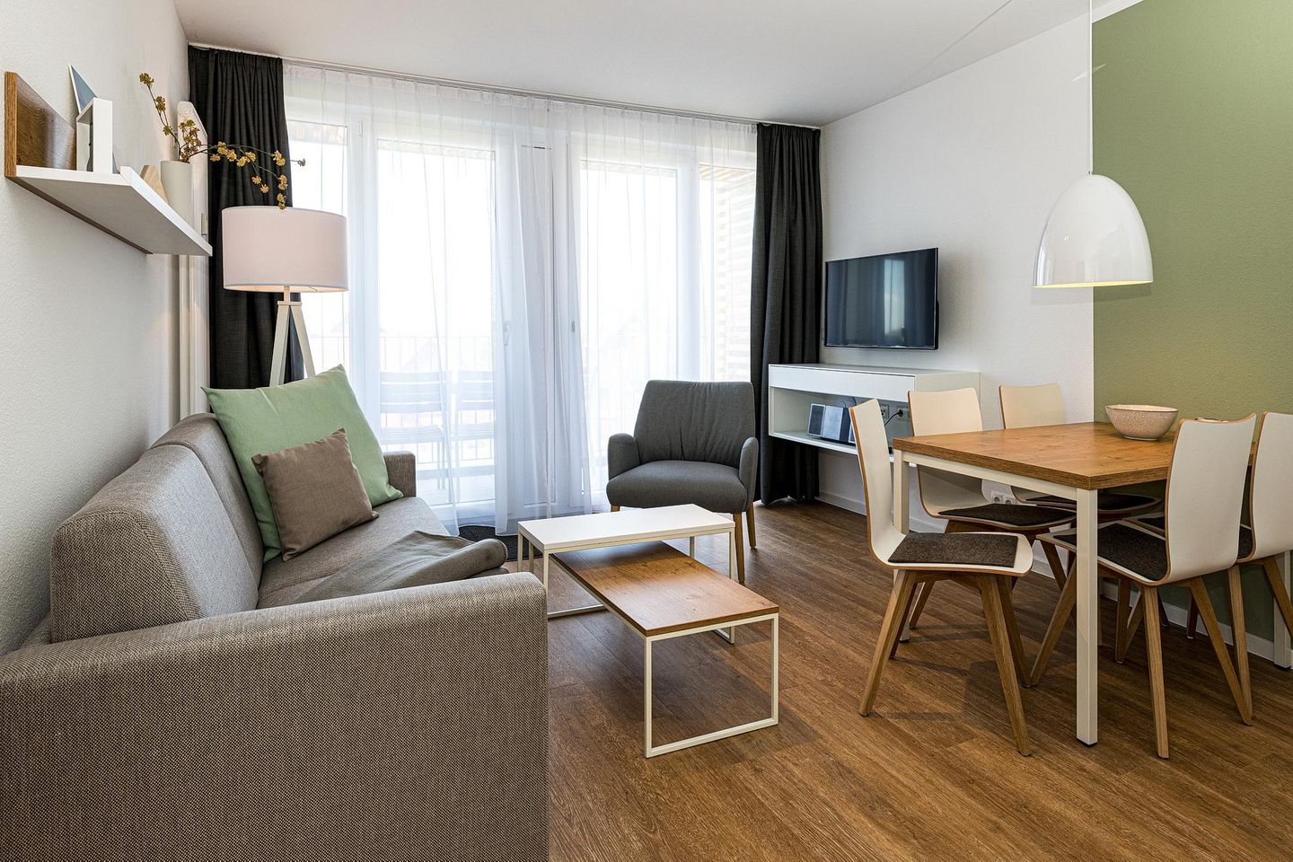 Deichhäuser Anna Küste Deichhäuser Anna Küste 8-31 Bensersiel - Wohn-Essbereich mit Couch