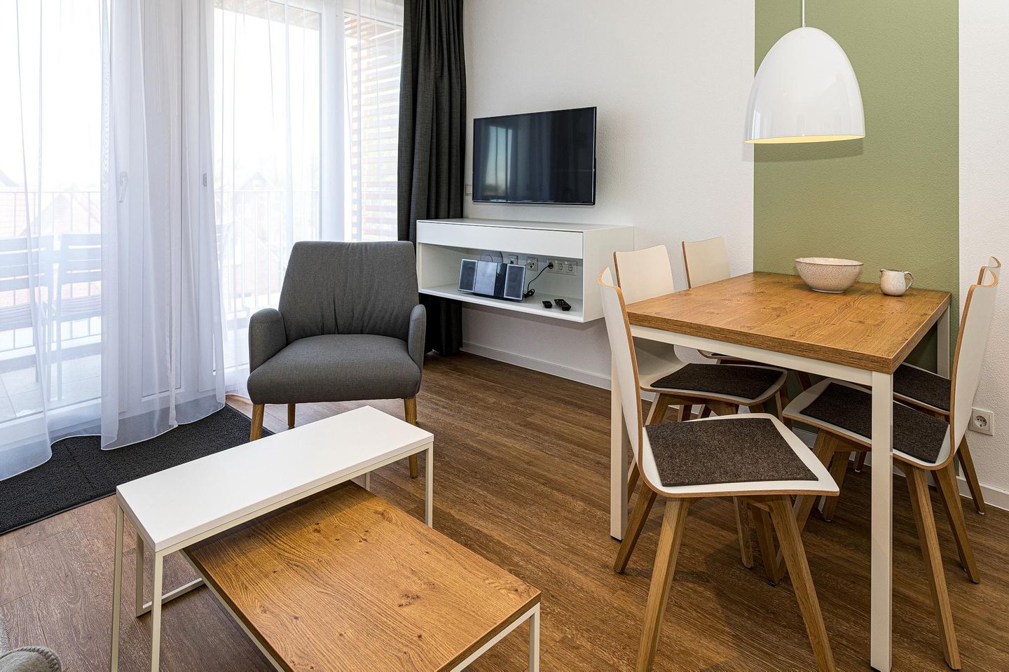 Deichhäuser Anna Küste Deichhäuser Anna Küste 8-31 Bensersiel - Wohn-Essbereich mit Couch