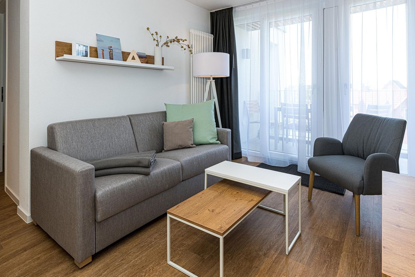 Deichhäuser Anna Küste Deichhäuser Anna Küste 8-31 Bensersiel - Wohn-Essbereich mit Couch