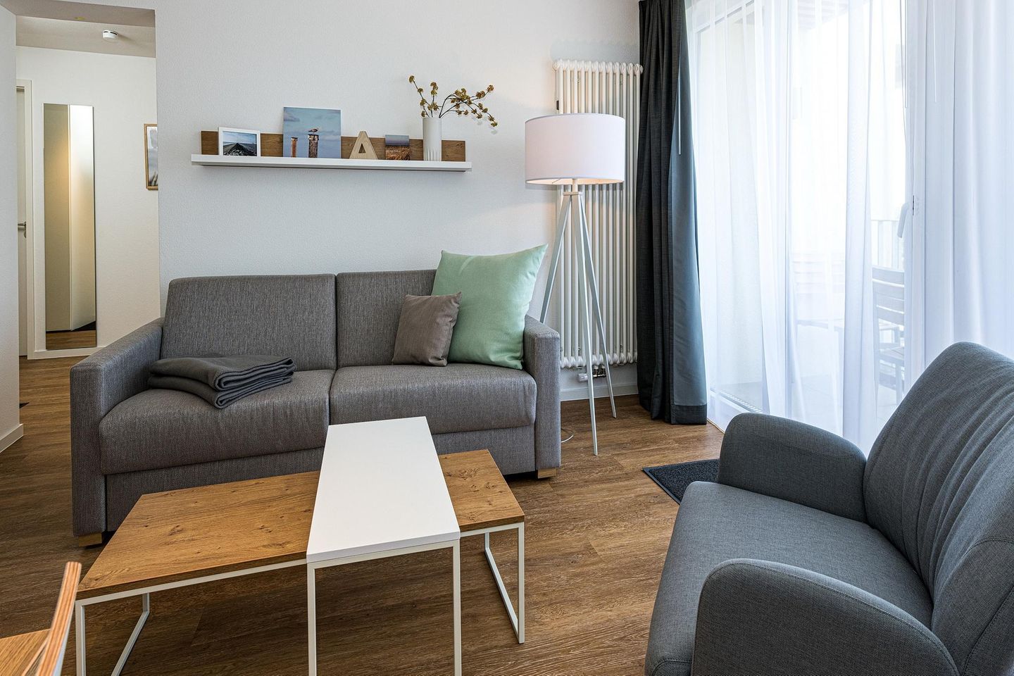 Deichhäuser Anna Küste Deichhäuser Anna Küste 8-31 Bensersiel - Wohn-Essbereich mit Couch