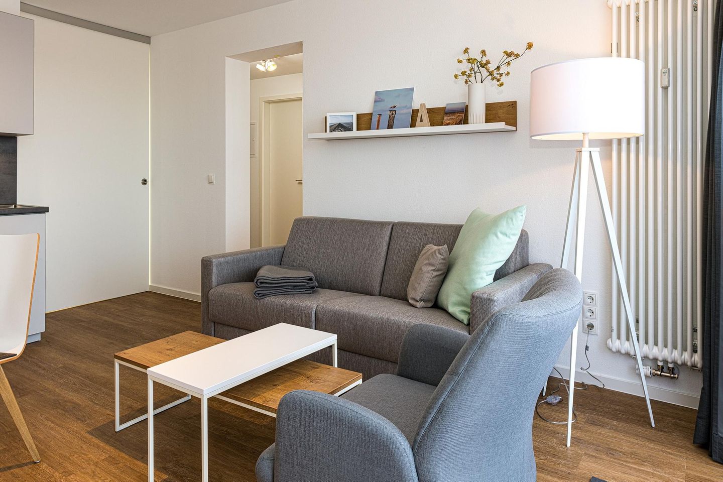 Deichhäuser Anna Küste Deichhäuser Anna Küste 8-31 Bensersiel - Wohn-Essbereich mit Couch