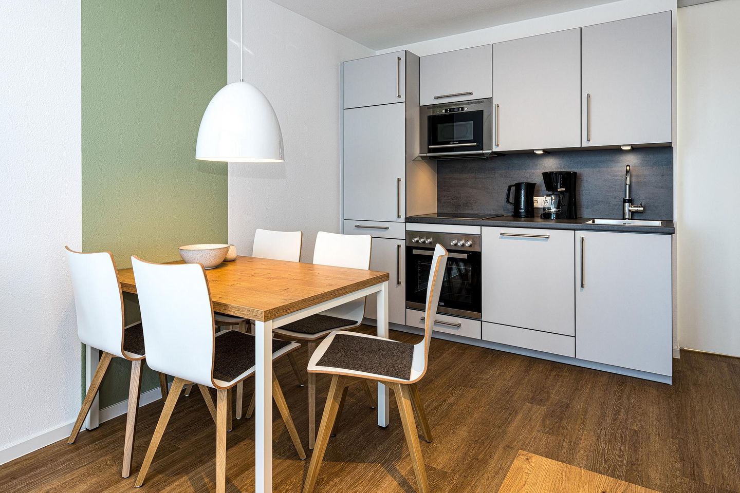 Deichhäuser Anna Küste Deichhäuser Anna Küste 8-31 Bensersiel - Küchenzeile mit Esstisch und Sitzgelegenheit