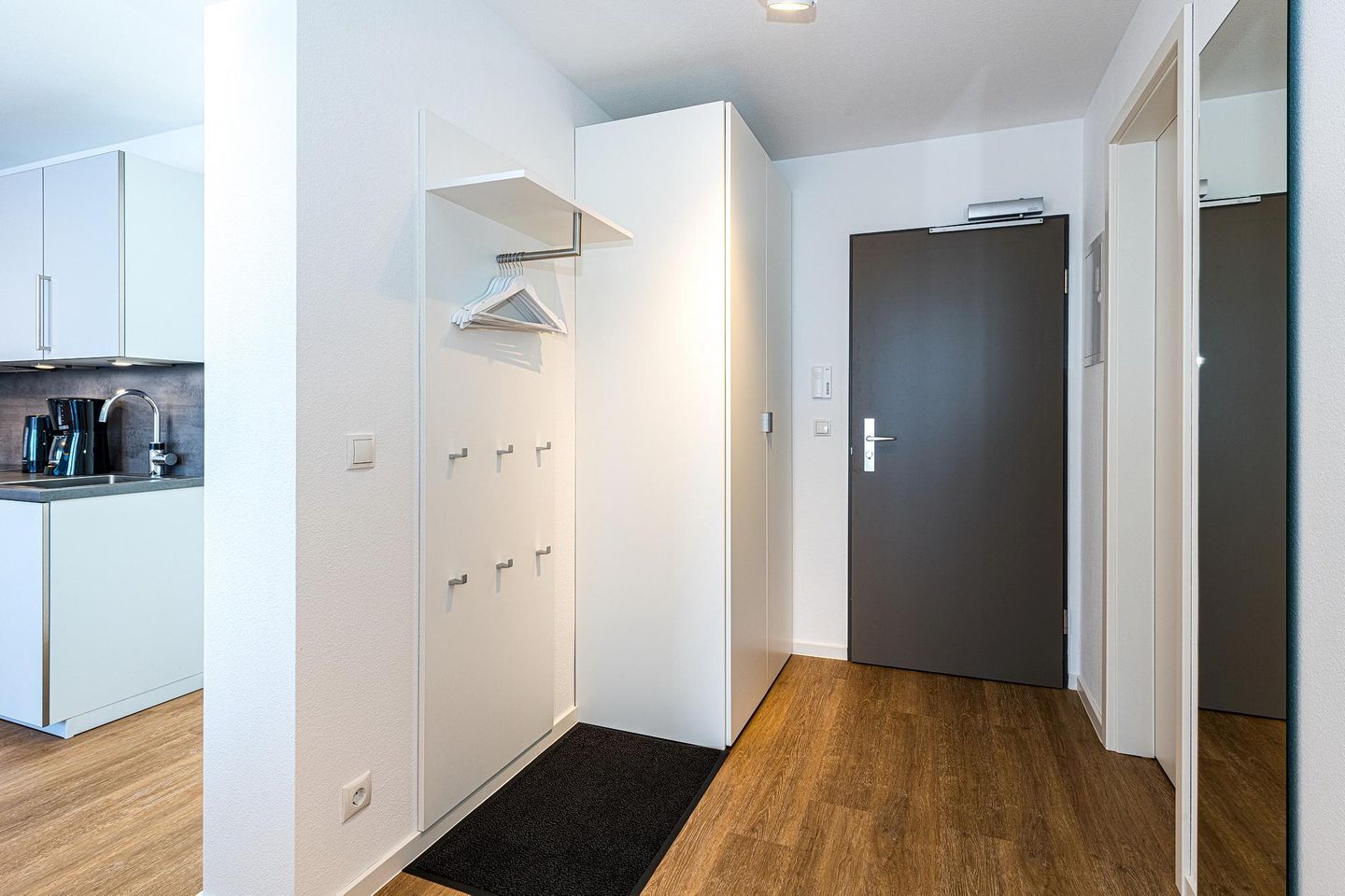 Deichhäuser Anna Küste Deichhäuser Anna Küste 8-31 Bensersiel - Flur mit Garderobe