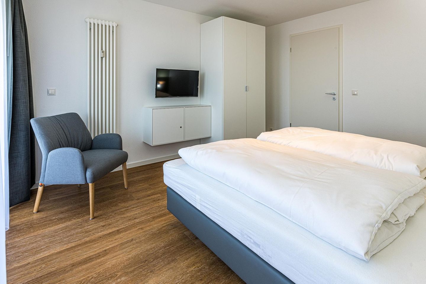 Deichhäuser Anna Küste Deichhäuser Anna Küste 8-31 Bensersiel - Schlafzimmer mit Doppelbett und Flatscreen TV