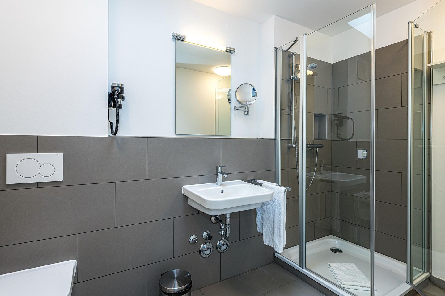 Deichhäuser Anna Küste Deichhäuser Anna Küste 8-31 Bensersiel - Badezimmer mit Dusche