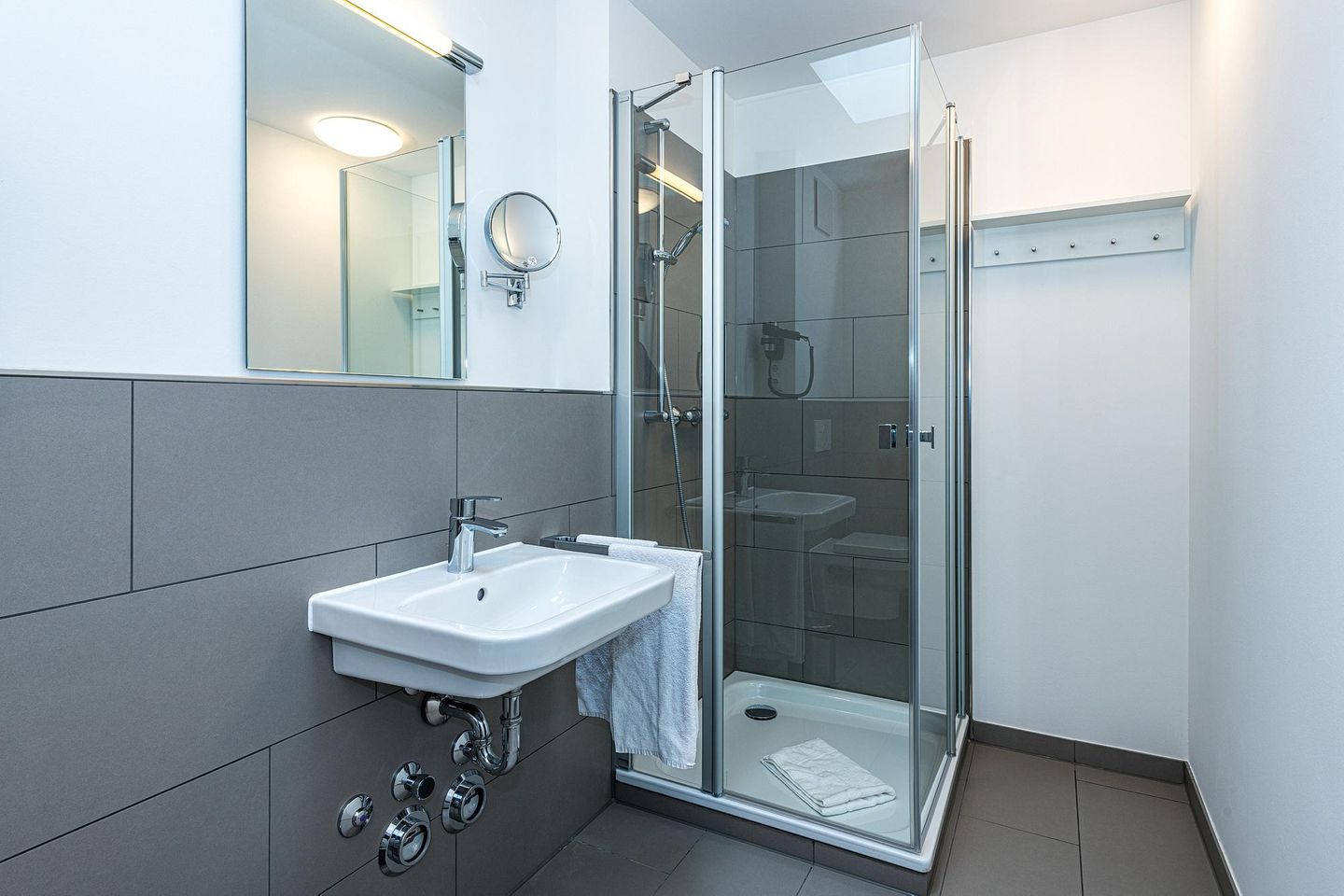 Deichhäuser Anna Küste Deichhäuser Anna Küste 8-31 Bensersiel - Badezimmer mit Dusche