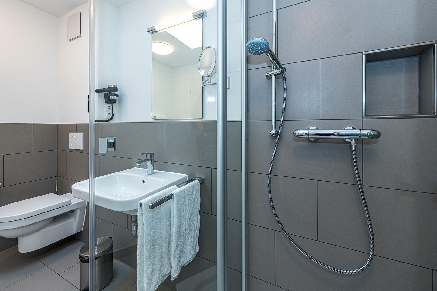 Deichhäuser Anna Küste Deichhäuser Anna Küste 8-31 Bensersiel - Badezimmer mit Dusche