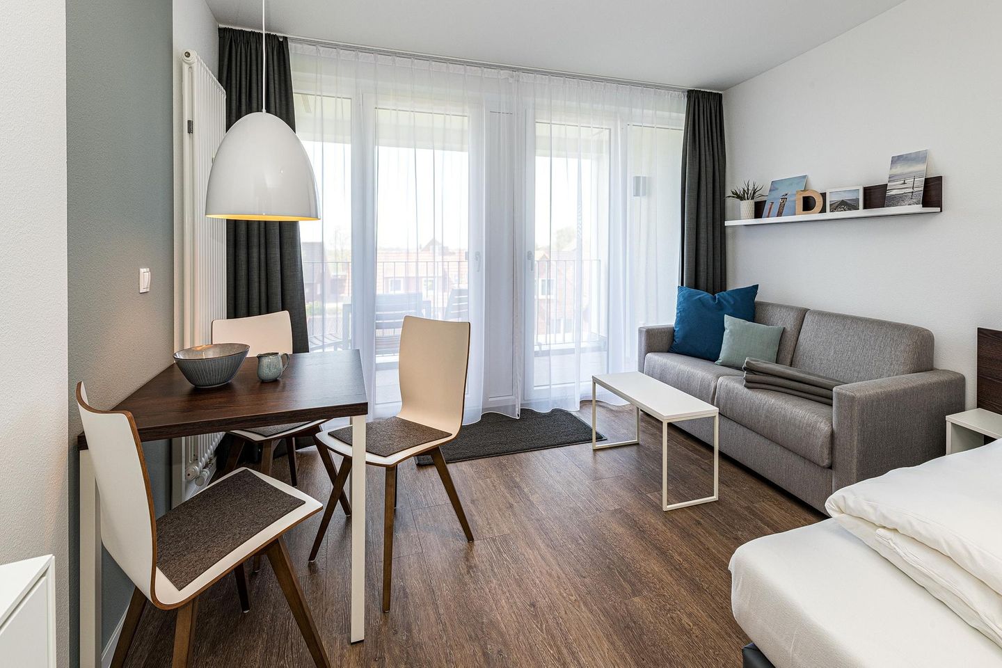 Deichhäuser Anna Küste Deichhäuser Anna Küste 8-32 Bensersiel - Wohn-Ess-Schlafbereich mit Couch