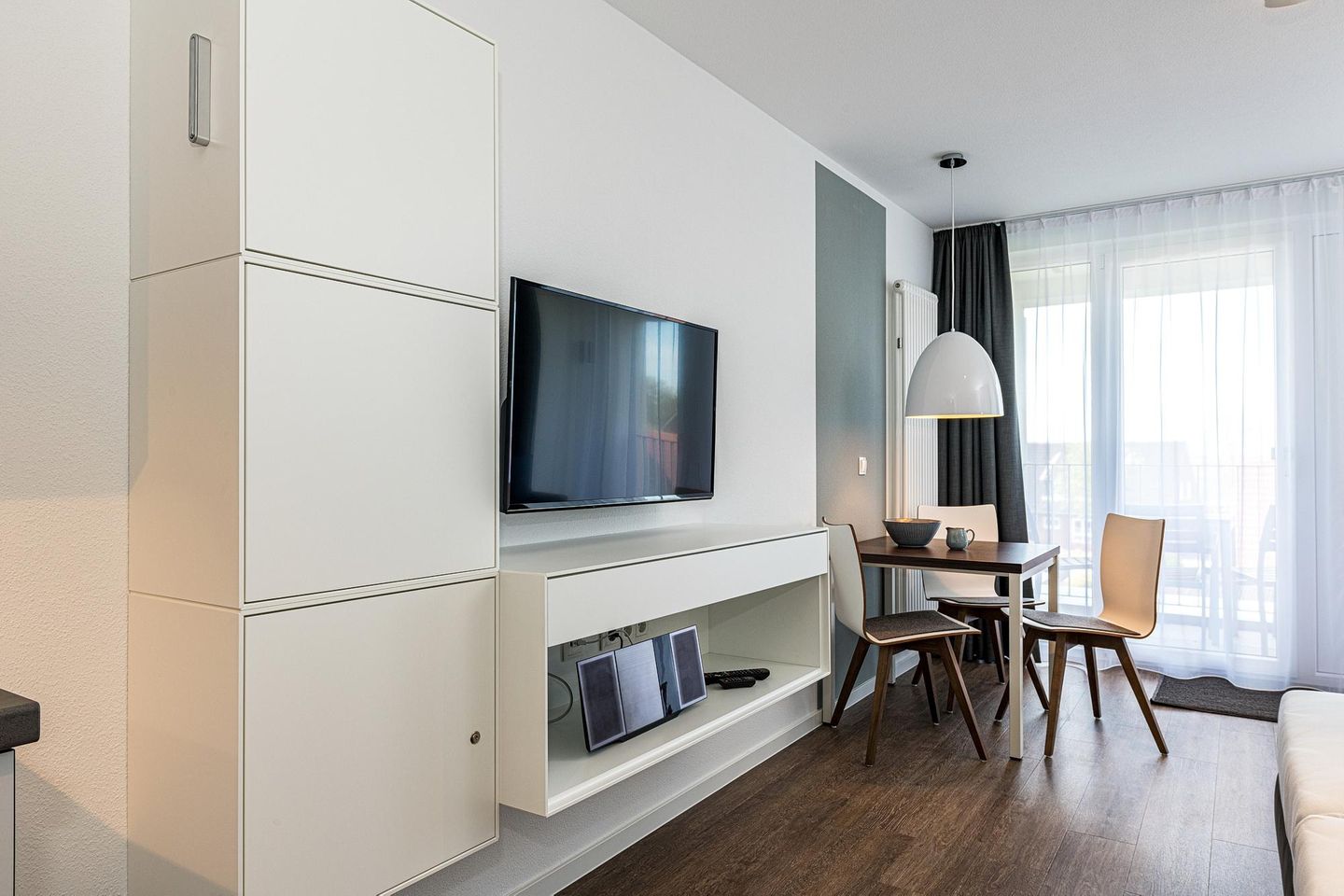 Deichhäuser Anna Küste Deichhäuser Anna Küste 8-32 Bensersiel - Wohn-Ess-Schlafbereich mit Couch und Flatscreen-TV