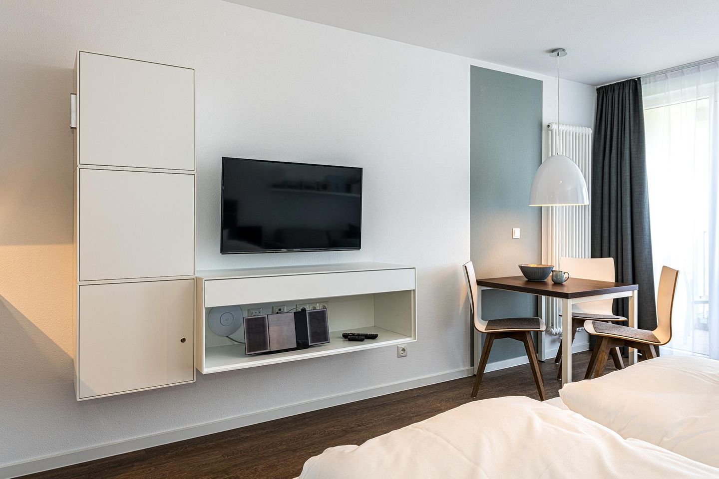 Deichhäuser Anna Küste Deichhäuser Anna Küste 8-32 Bensersiel - Wohn-Ess-Schlafbereich mit Couch