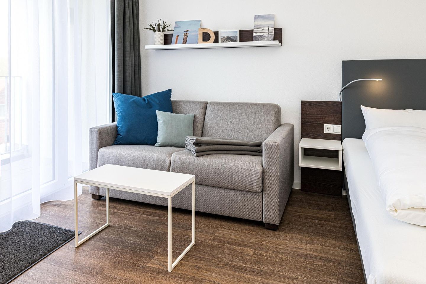 Deichhäuser Anna Küste Deichhäuser Anna Küste 8-32 Bensersiel - Wohn-Ess-Schlafbereich mit Couch