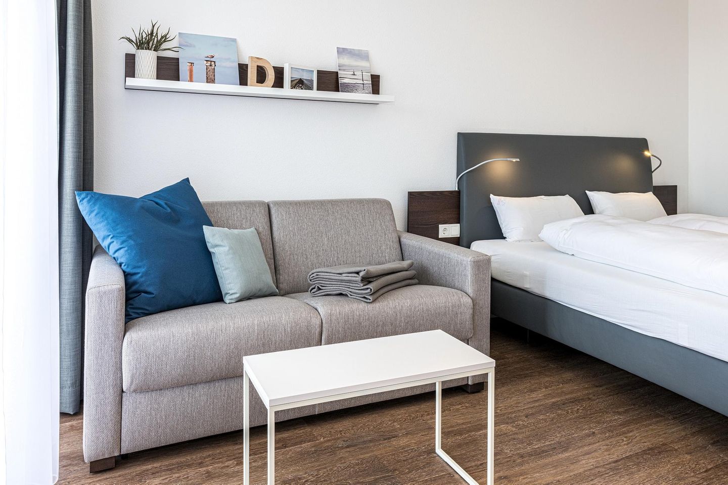 Deichhäuser Anna Küste Deichhäuser Anna Küste 8-32 Bensersiel - Wohn-Ess-Schlafbereich mit Couch