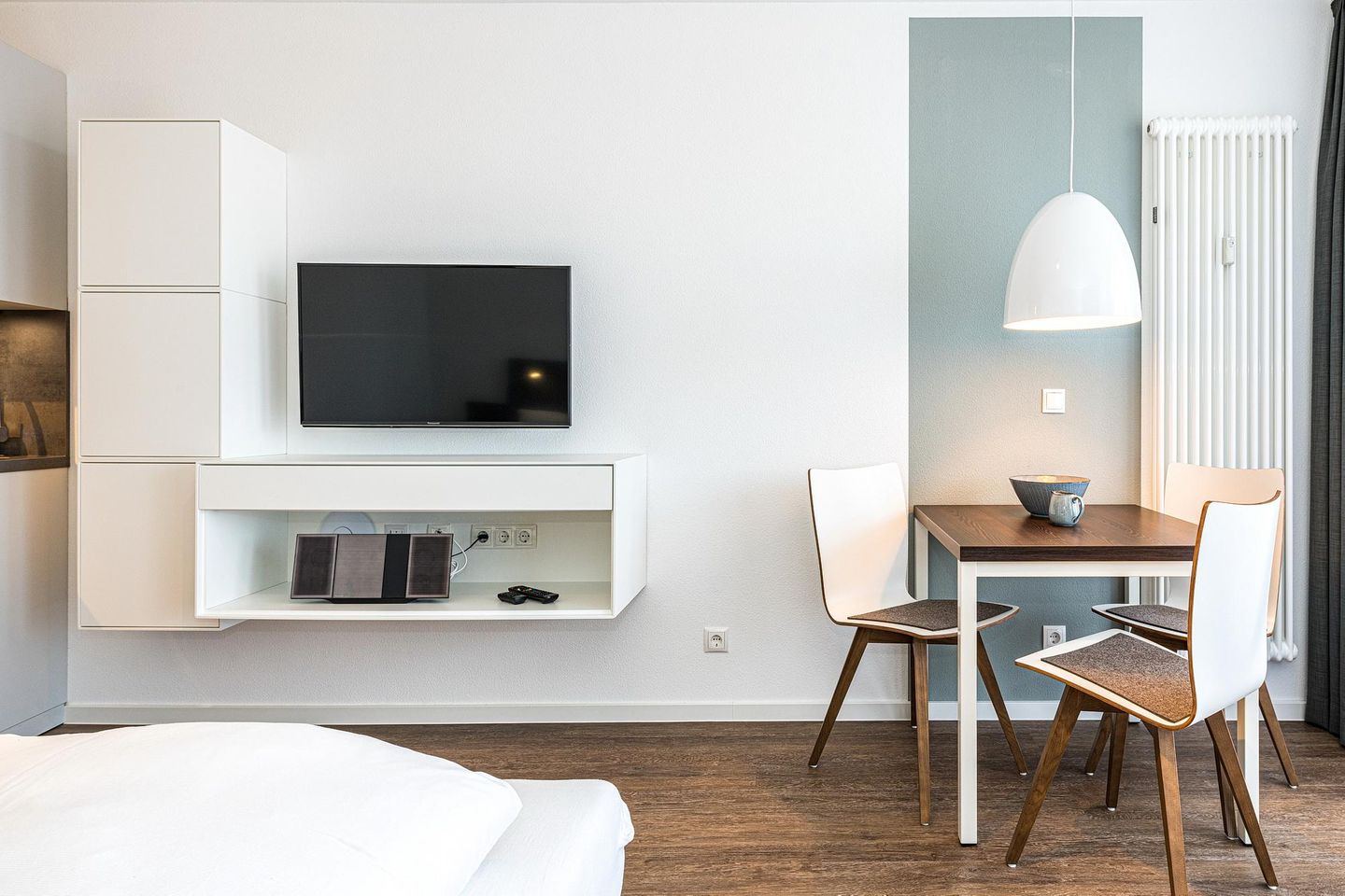 Deichhäuser Anna Küste Deichhäuser Anna Küste 8-32 Bensersiel - Wohn-Ess-Schlafbereich mit Couch und Flatscreen-TV