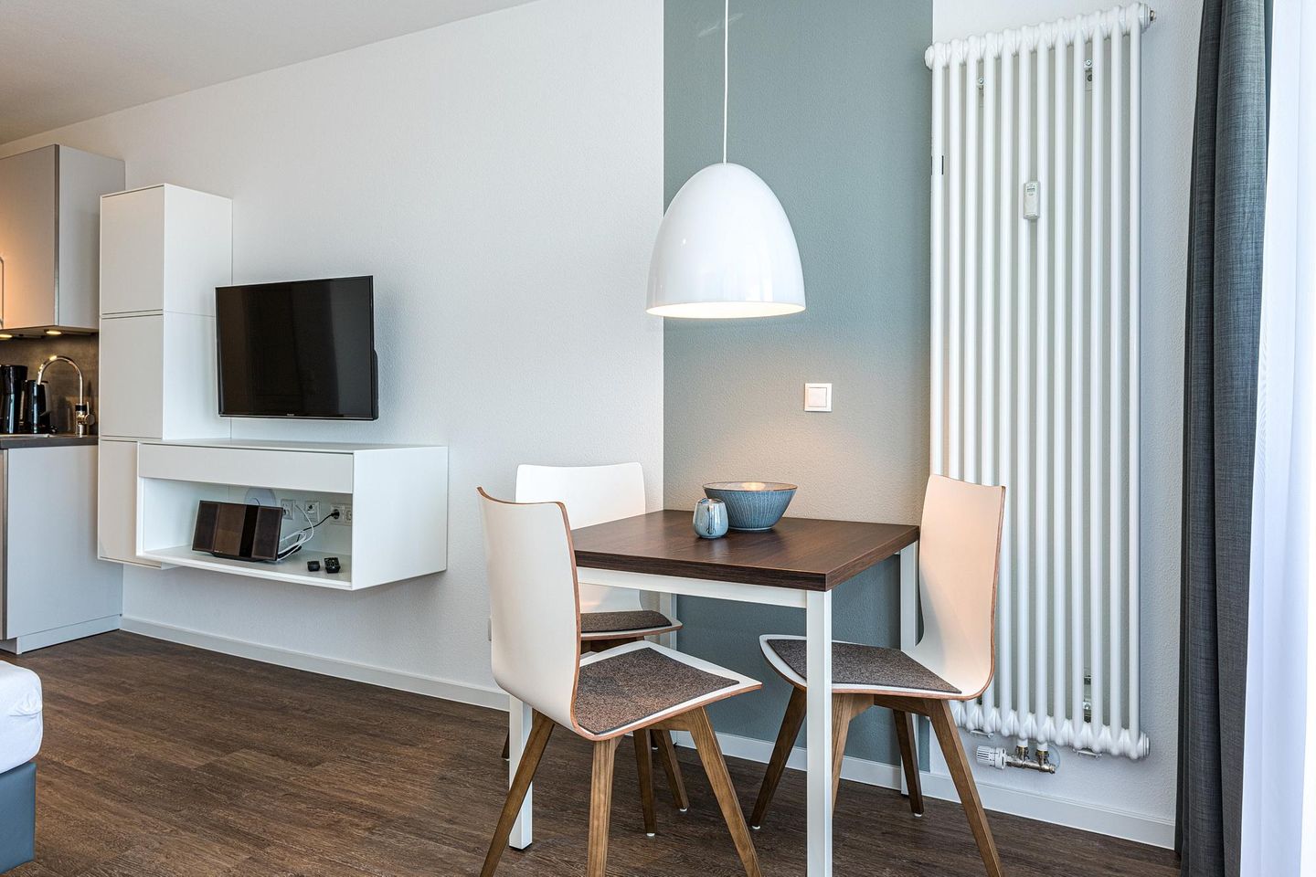 Deichhäuser Anna Küste Deichhäuser Anna Küste 8-32 Bensersiel - Wohn-Ess-Schlafbereich mit Esstisch und Flatscreen TV