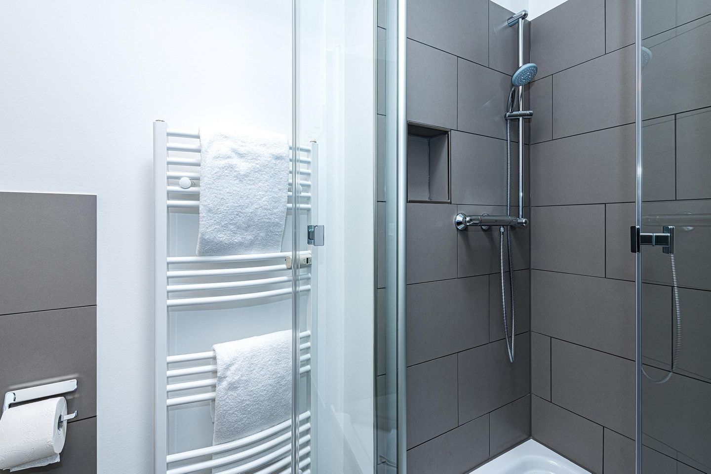 Deichhäuser Anna Küste Deichhäuser Anna Küste 8-32 Bensersiel - Badezimmer mit Dusche