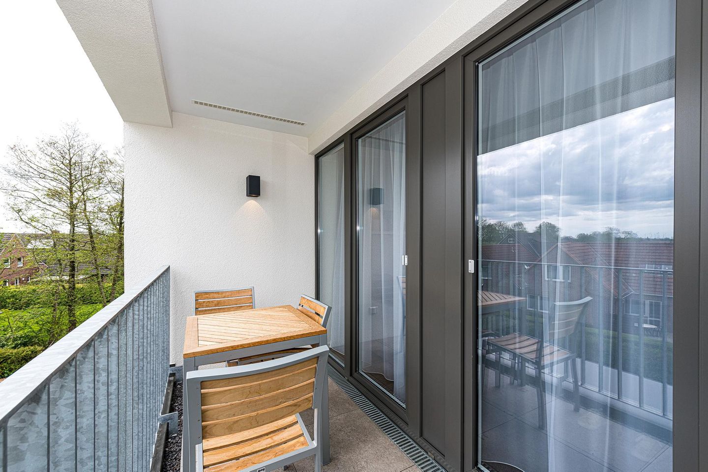 Deichhäuser Anna Küste Deichhäuser Anna Küste 8-32 Bensersiel - Überdachter Balkon mit Sitzgelegenheit