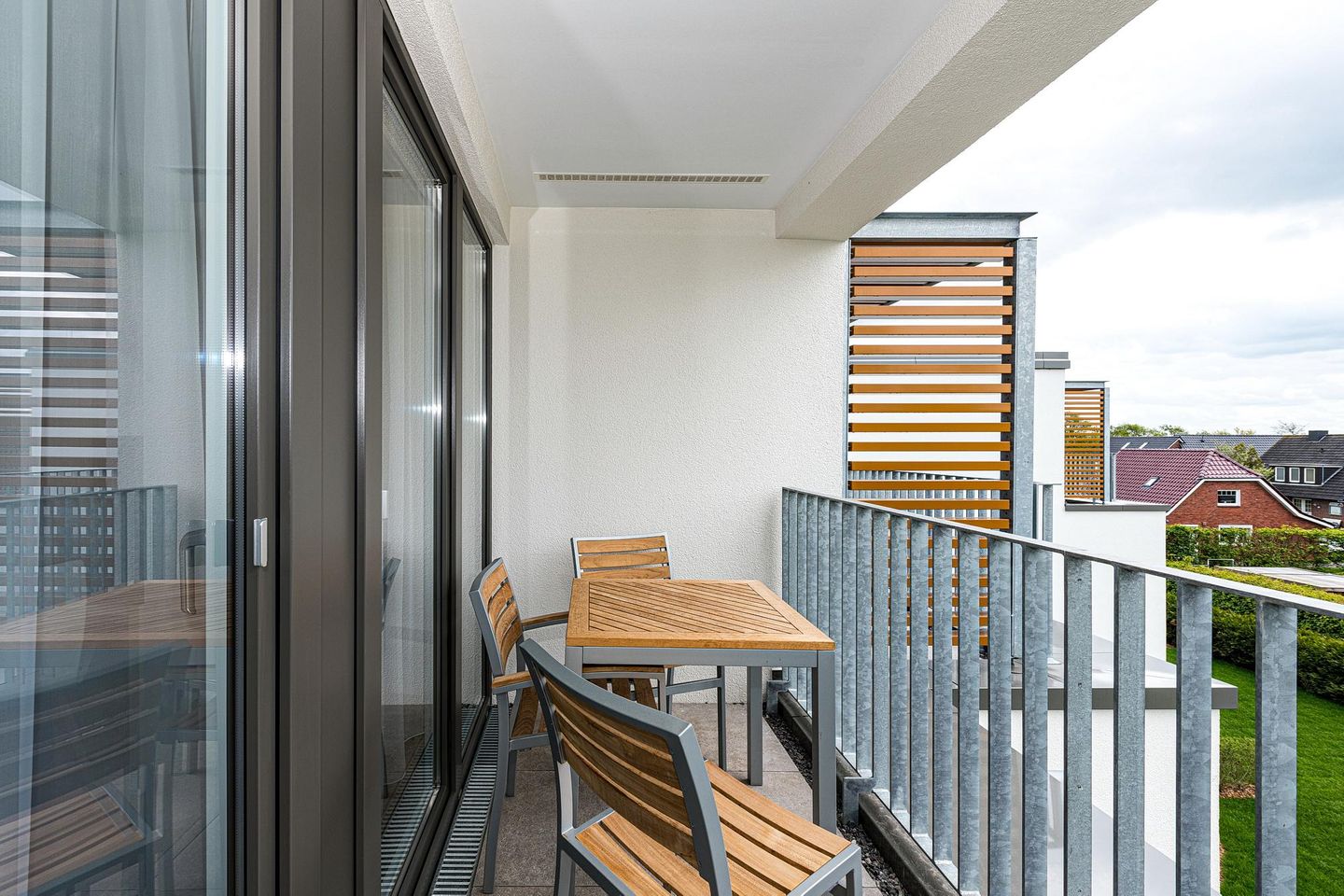 Deichhäuser Anna Küste Deichhäuser Anna Küste 8-32 Bensersiel - Überdachter Balkon mit Sitzgelegenheit