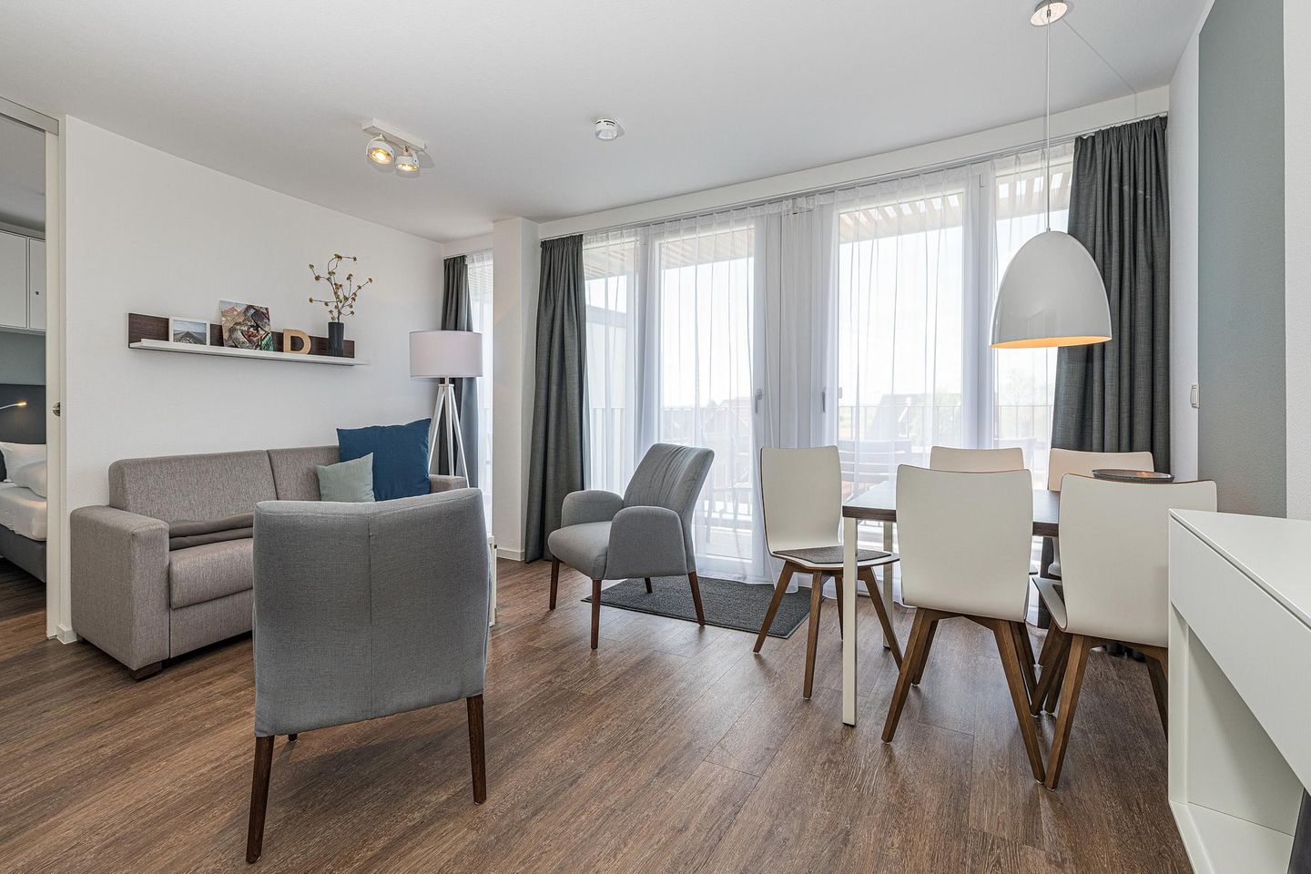 Deichhäuser Anna Küste Deichhäuser Anna Küste 8-33 Bensersiel - Wohn-Essbereich mit Couch